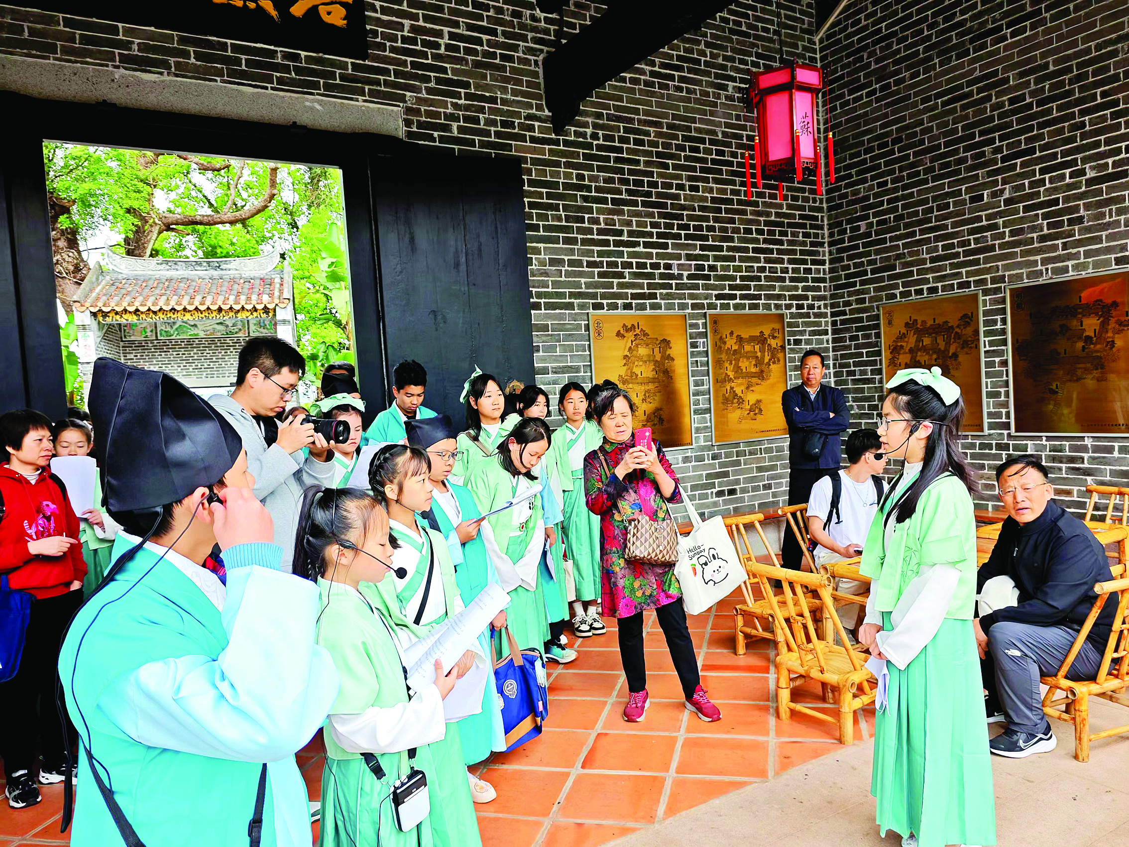     小讲解员向游客讲解东坡寓惠故事。    惠州日报记者叶文青 摄