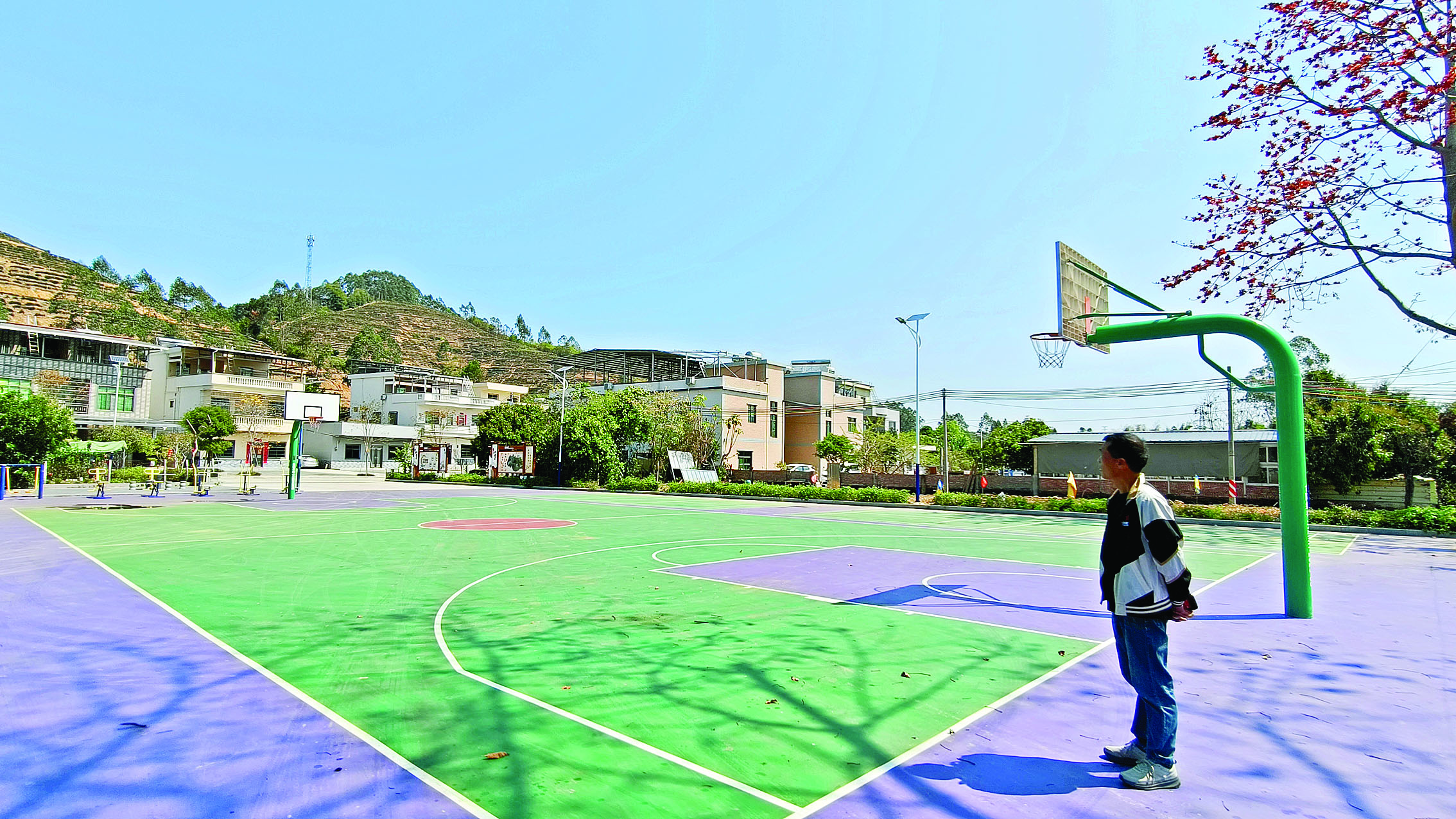     升级改造后的篮球场给村民提供了休闲锻炼好去处。