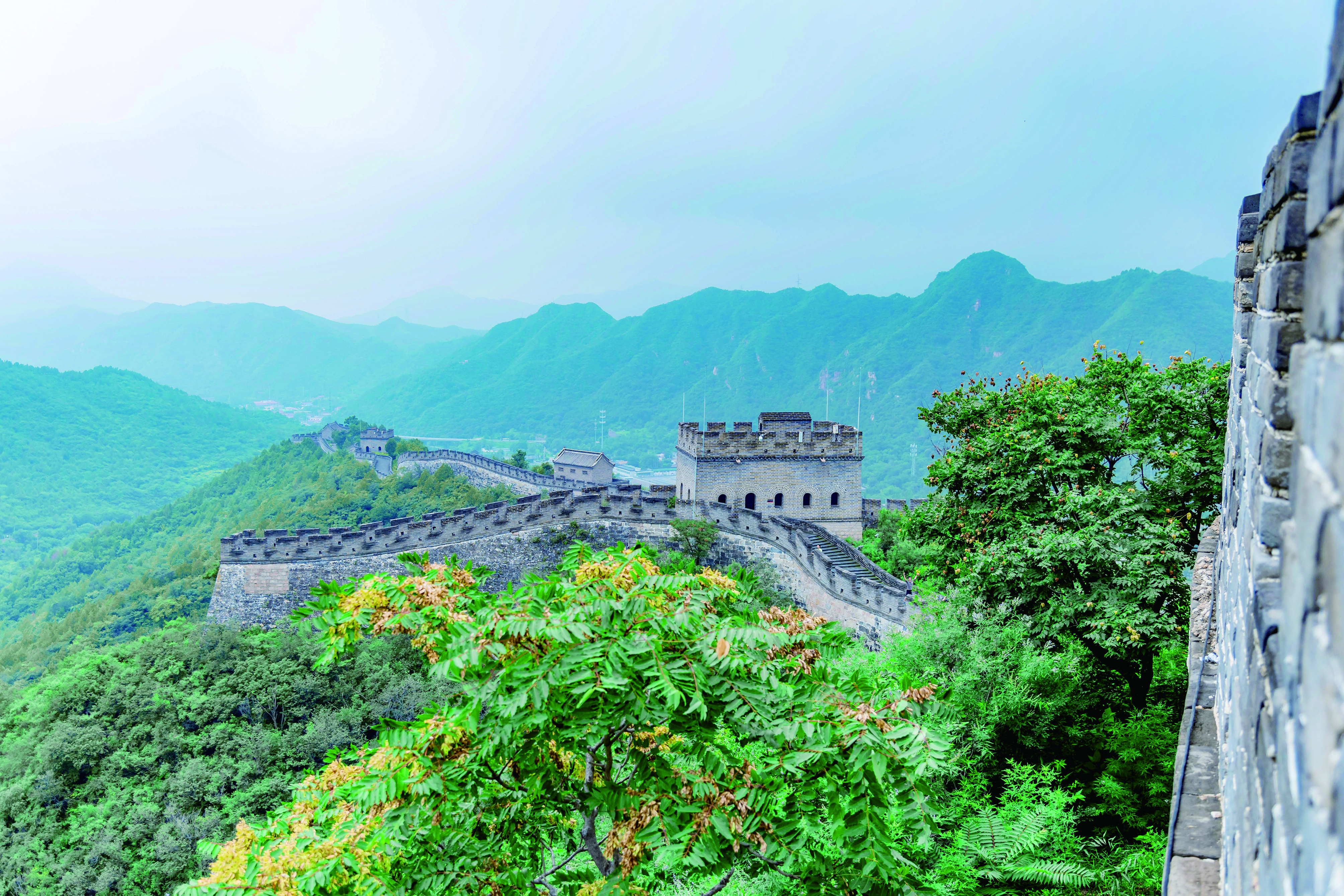     登上北八楼好汉坡极目远眺。