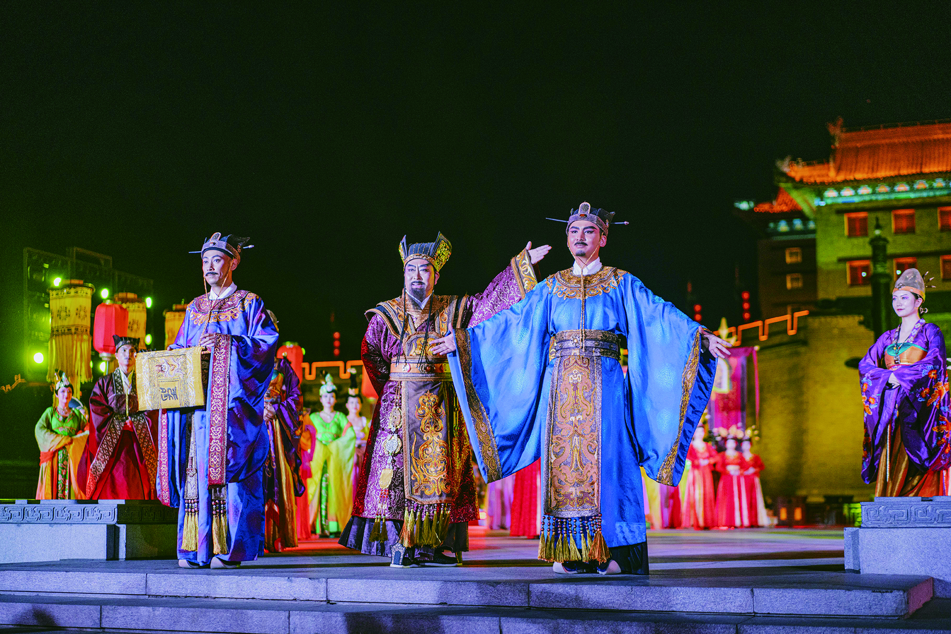     大唐不夜城再现了长安城的繁华景象。