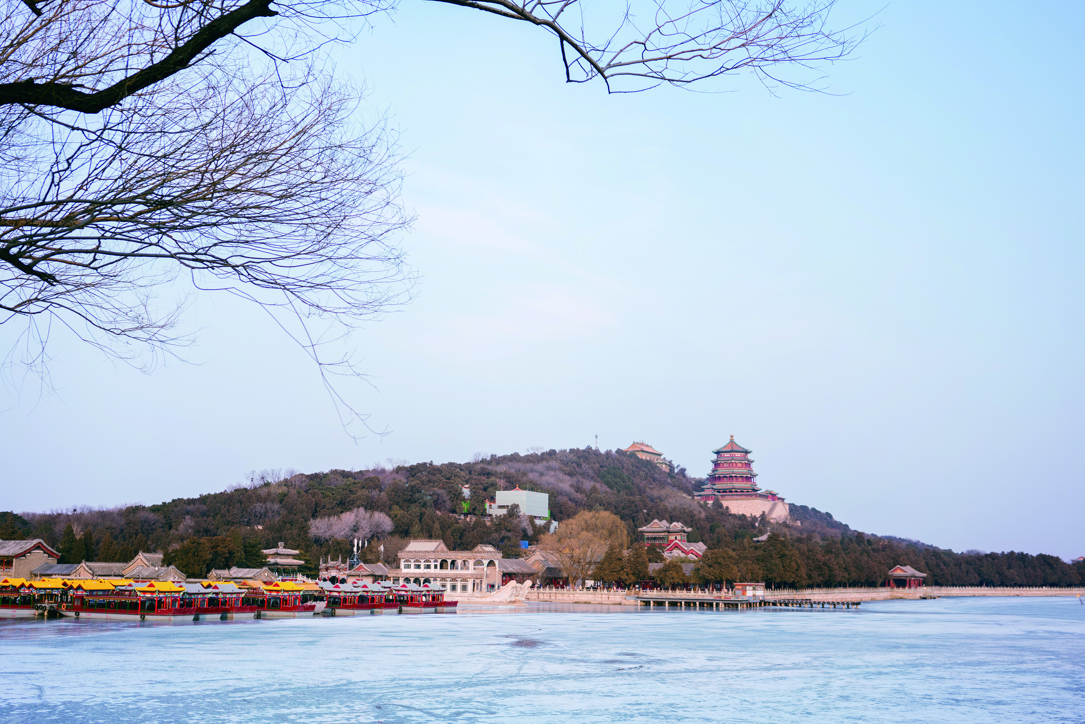     颐和园昆明湖。