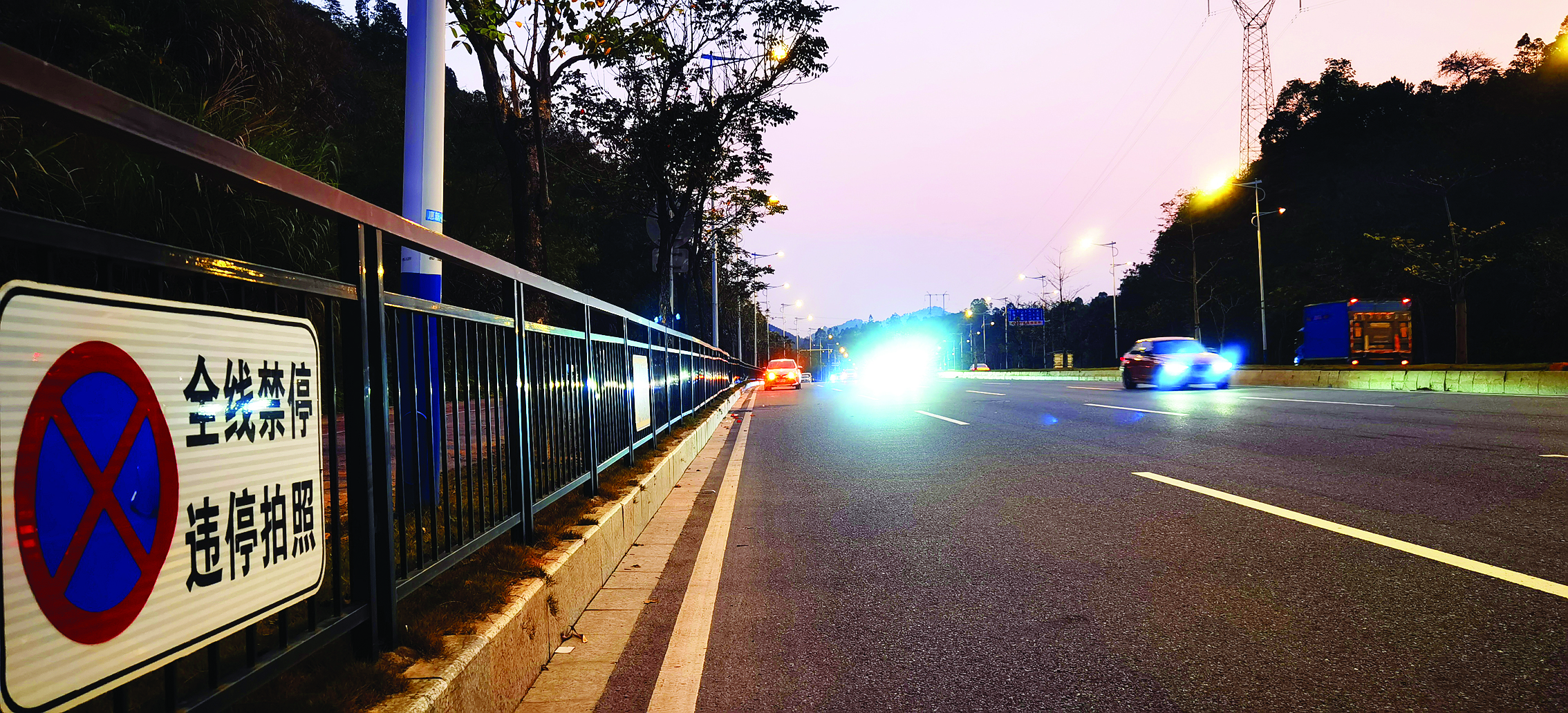     附近路段设置了隔离护栏，并有“全线禁停 违停拍照”等警示牌。    惠州日报记者刘豪伟 摄
