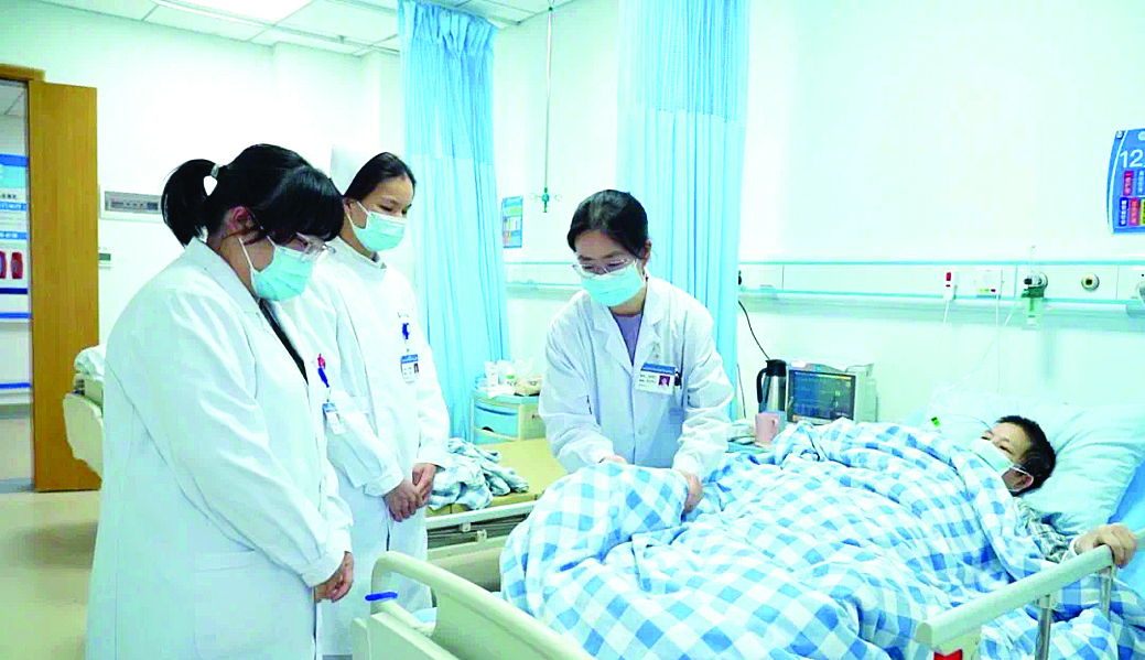     南方医科大学珠江医院龙门总医院医生在为患者做常规检查。惠州日报记者黄宇翔 通讯员龙门宣 摄