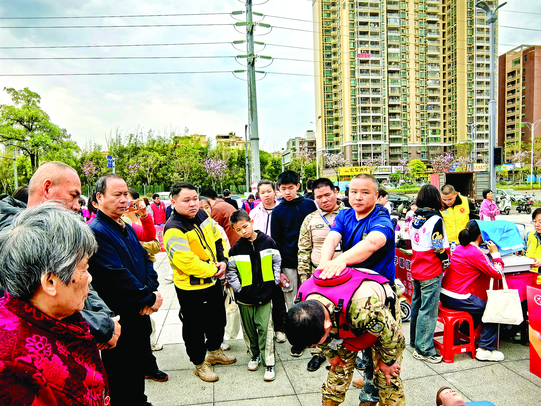     安全培训摊位前，志愿者为市民讲解急救知识。惠州日报记者邱舒婷 摄