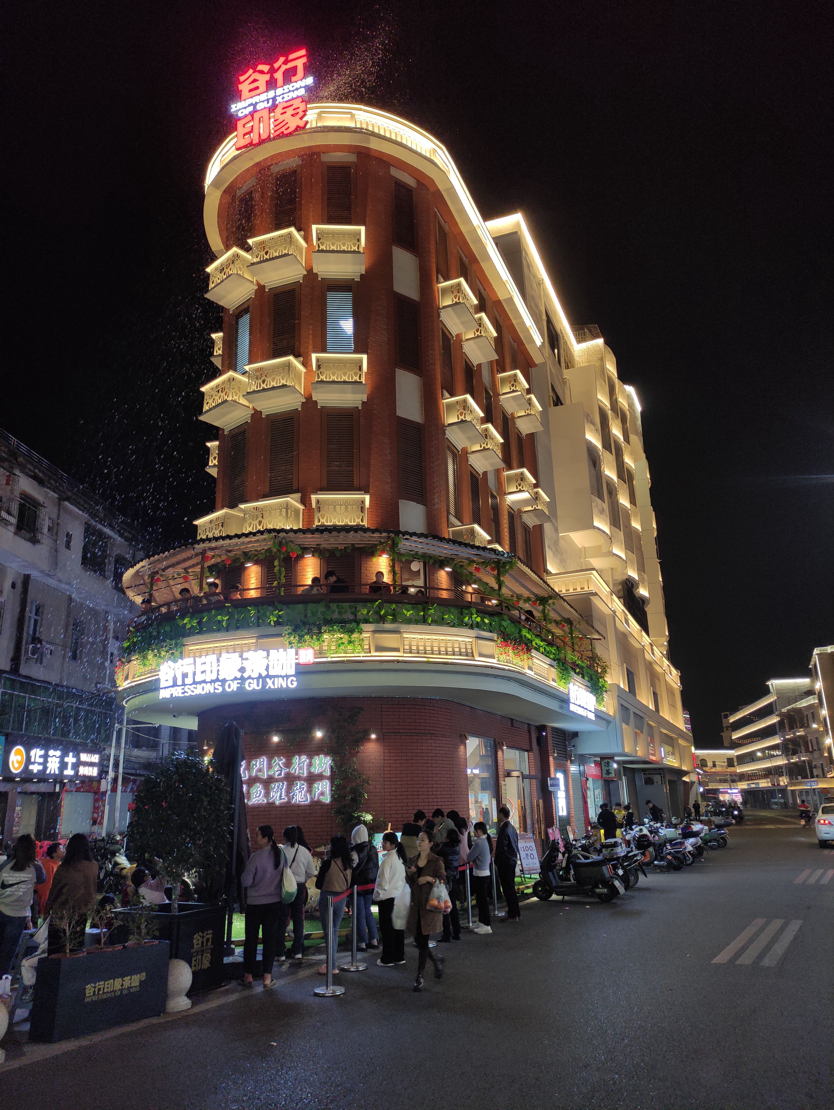 <p>    今年春节期间，经过改造提升的龙门谷行街区域亮灯。惠州日报记者侯县军 摄</p>