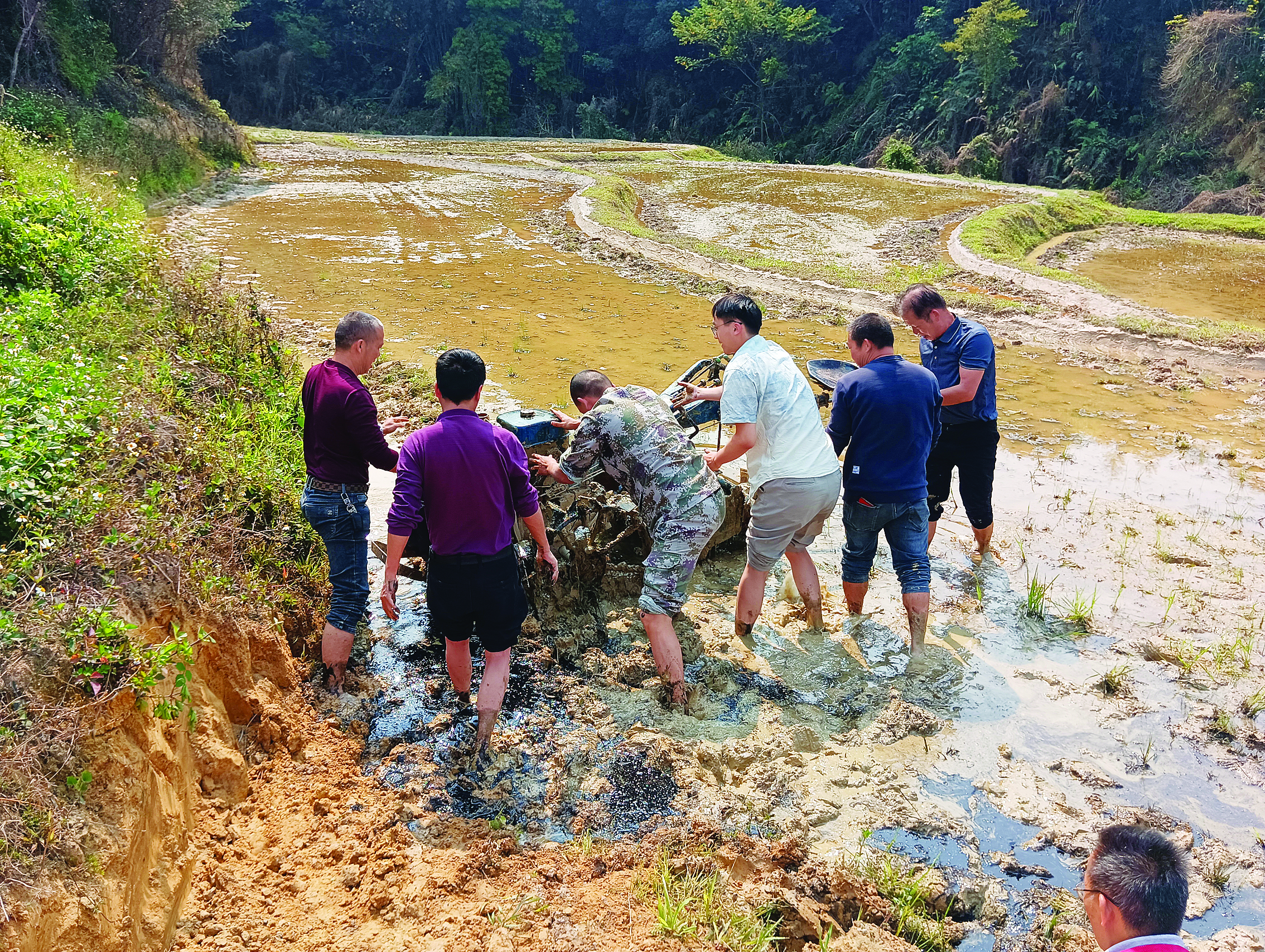     汪鹏（右三）与众人一起搬起农机安全解救出被压村民。    图片由驻村干部提供