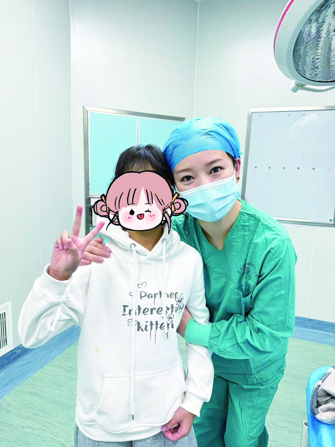     11岁小患者与杨周主任合影。