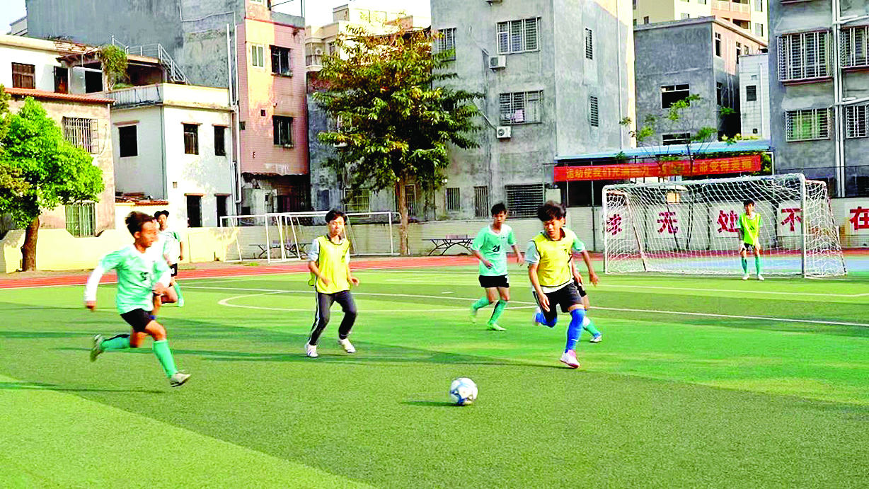     球员们在绿茵场上拼抢。惠州日报记者黄宇翔 通讯员龙融心 摄