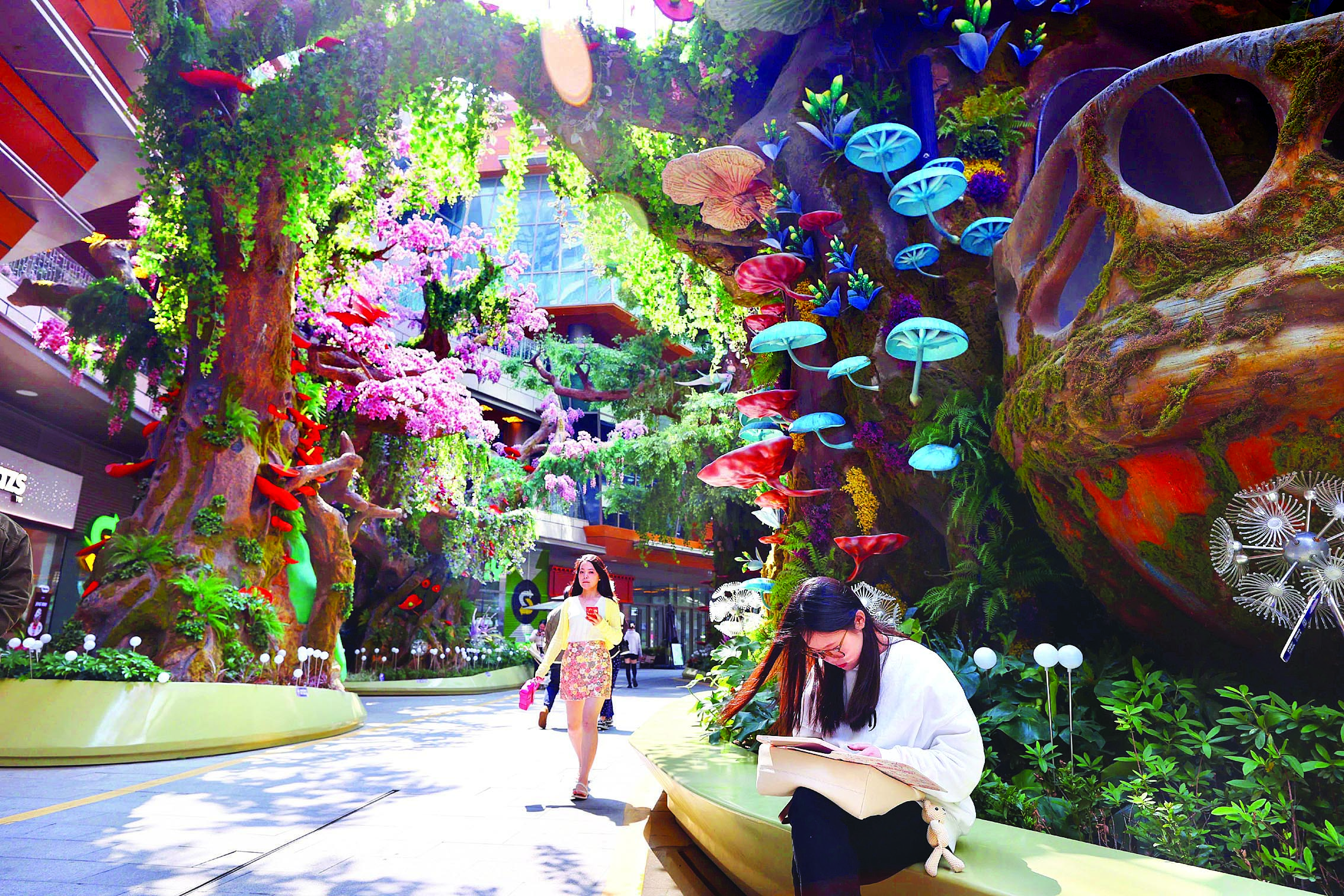     港惠新天地三期罗浮里山川精灵、双生蝶树等元素将氛围感拉满，犹如春日桃花源。惠州日报记者杨建业 摄