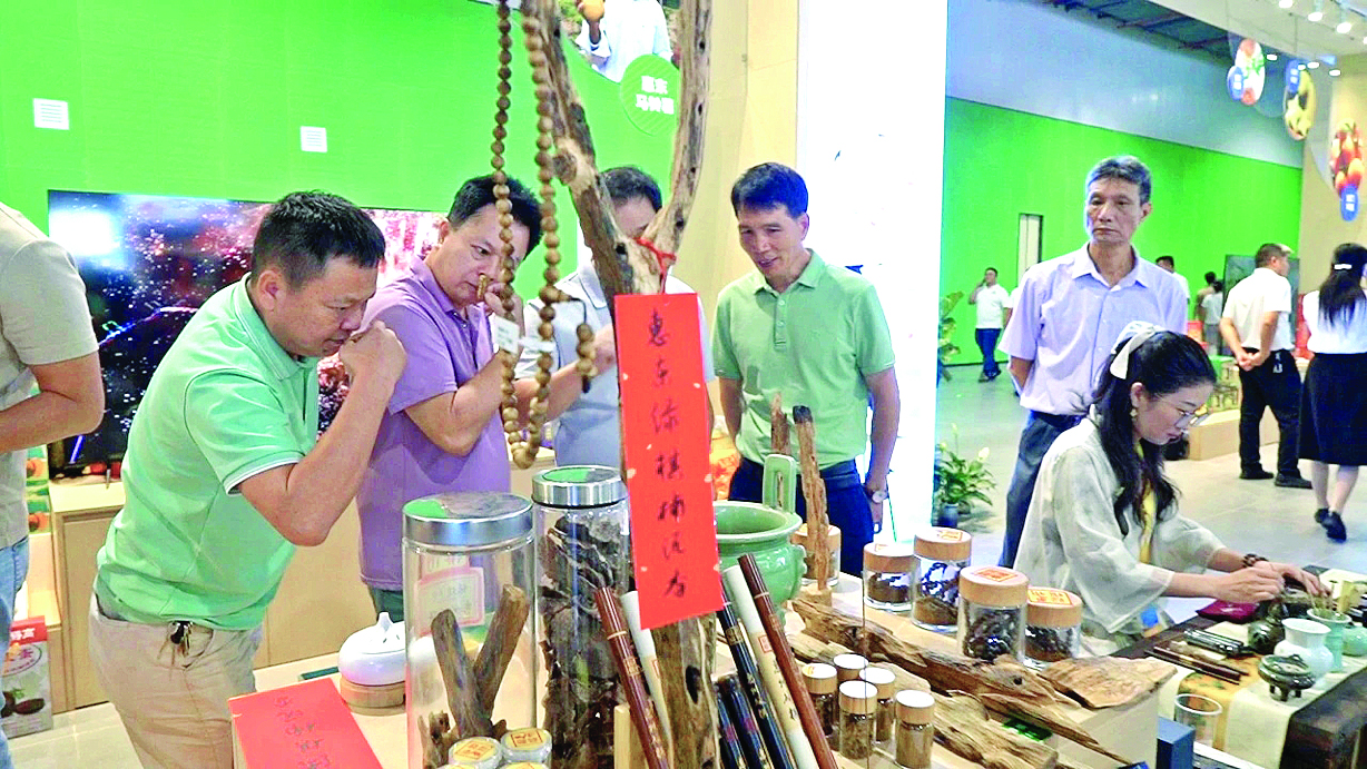    消费者在体验绿棋楠沉香产品。