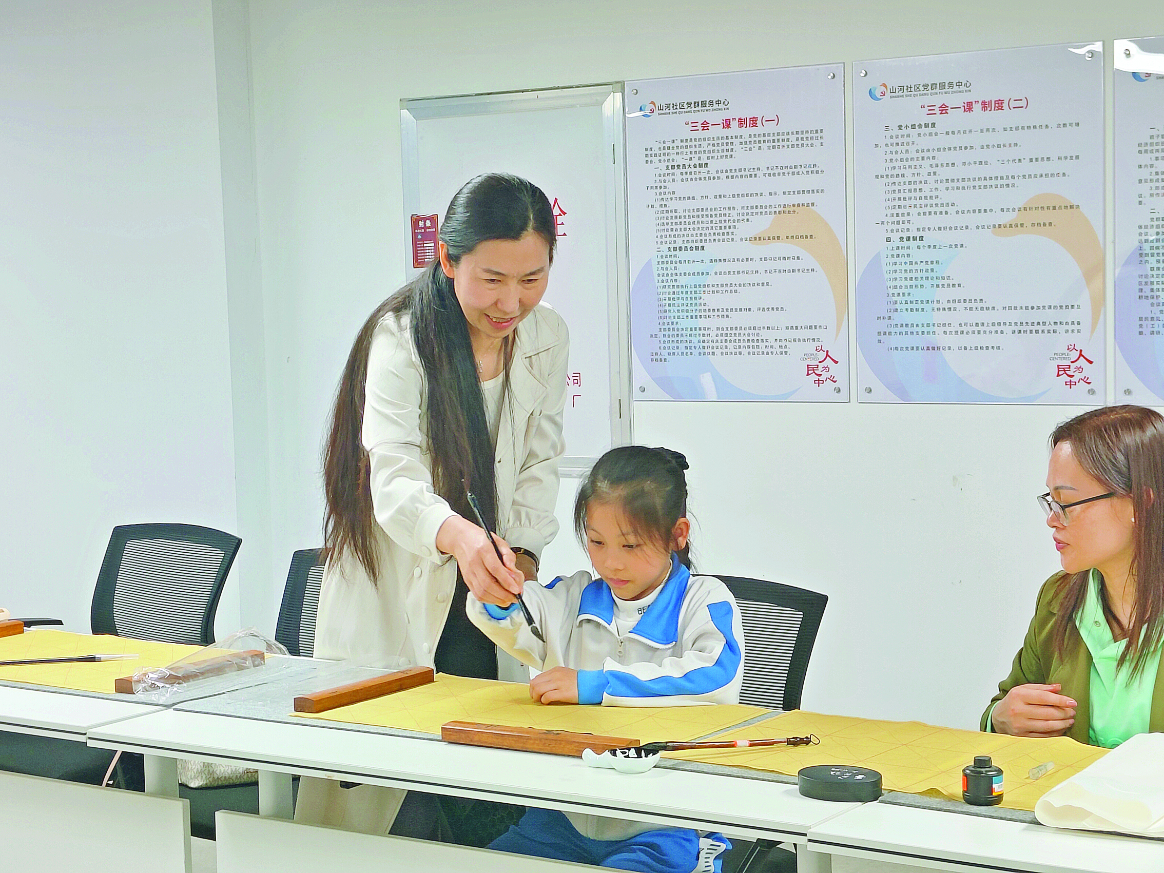     李淑梅认真指导学员掌握正确的书写技巧。惠州日报记者张宇琪 通讯员邹弋卉 摄