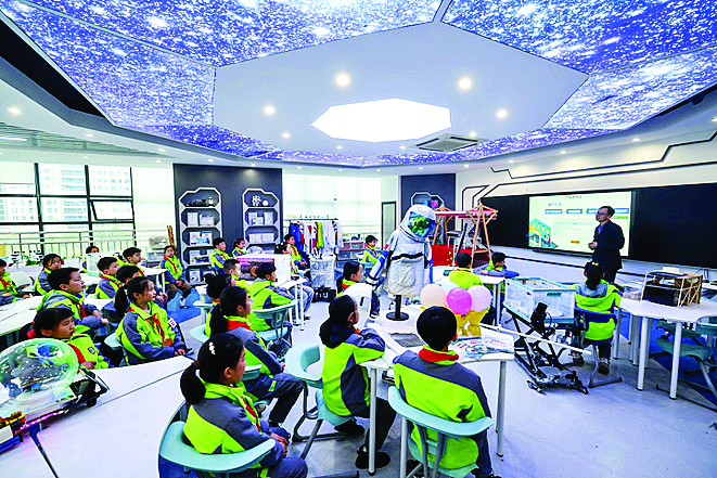     2025年3月12日，浙江嘉兴，老师在指导学生完成“AI赋能生活”项目化学习。    新华社发