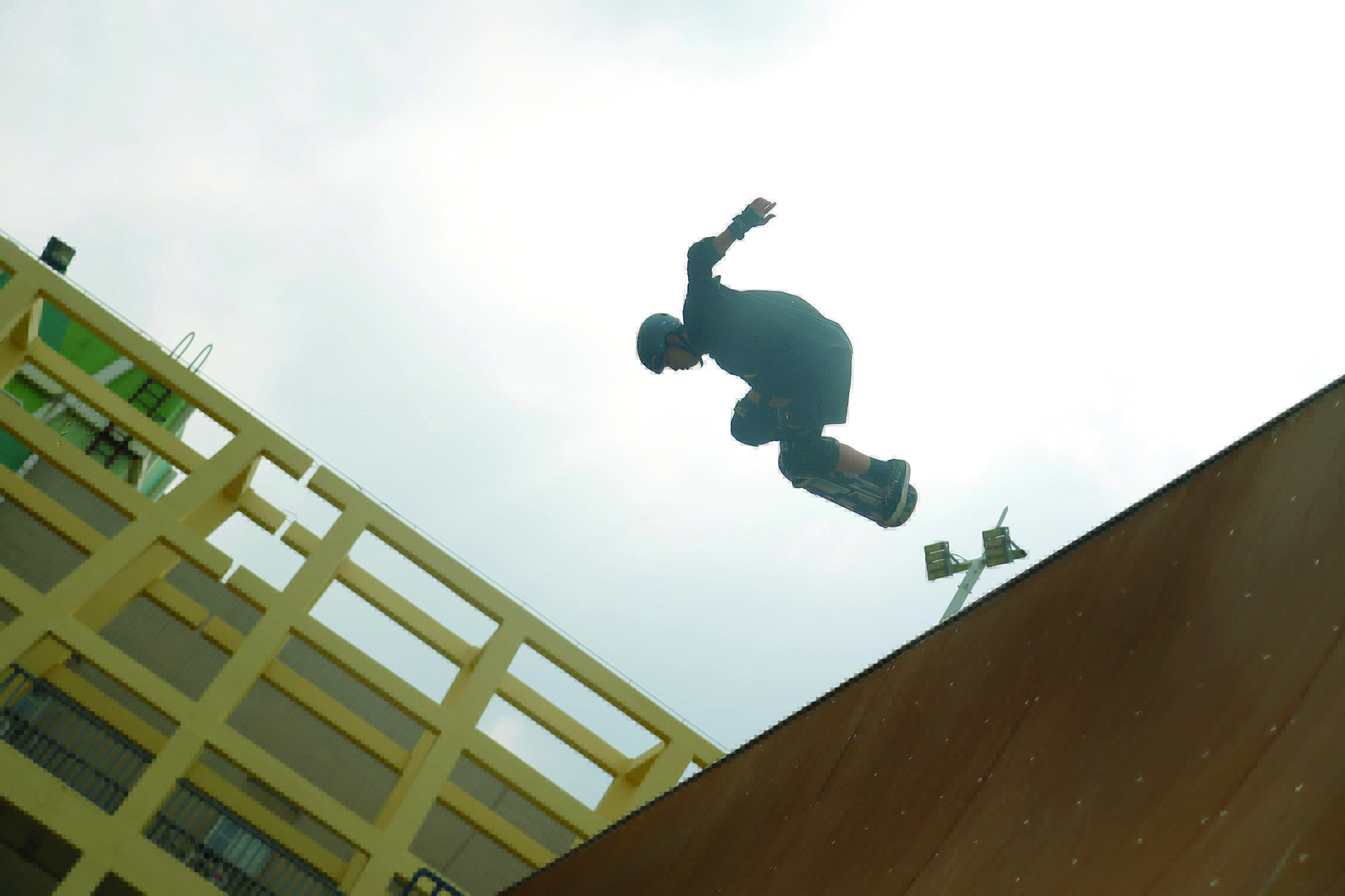     滑板运动员在惠州市体育运动学校训练。惠州日报记者朱金赞 摄