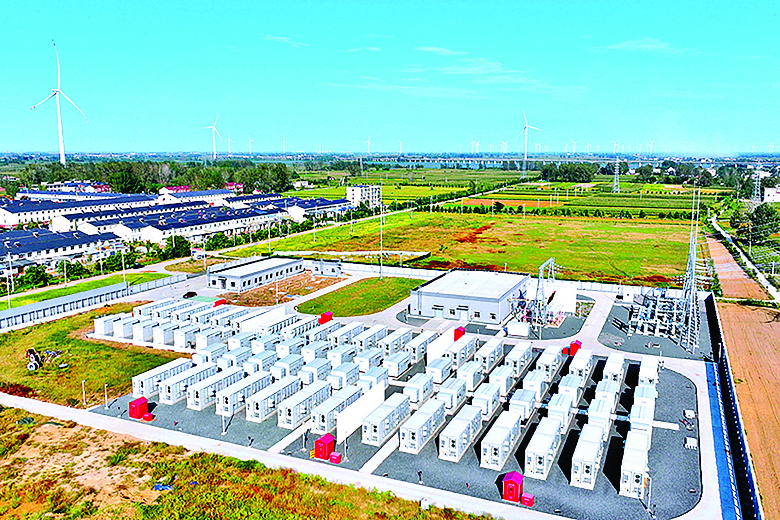     林洋安徽五河风光储一体化基地的储能设施。    本版图片 新华社发