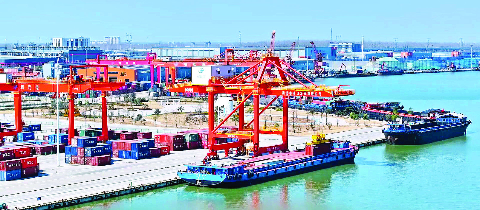     时光更迭流转，这座城市满足了人们对美好生活的想象。  本版图片 新华社发