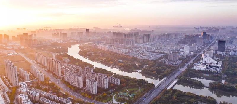     这里，运河穿城，“第一江山春好处”；这里，英雄盖世，侠骨柔情；这里，改革云涌，古今辉映正青春。