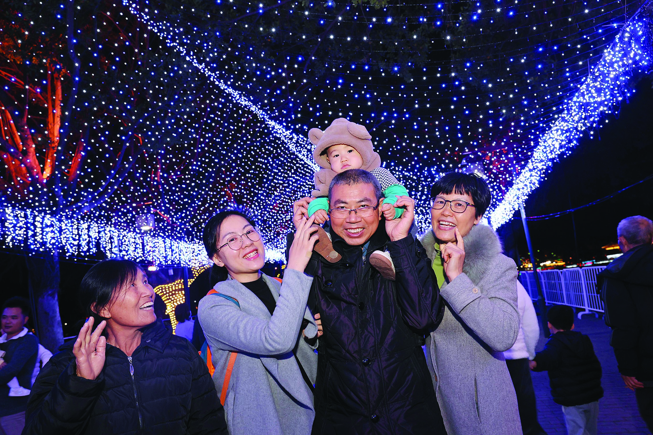     在惠州，有一种幸福叫平安！人民群众安居乐业，洋溢着幸福的笑脸。惠州东江图片社供图