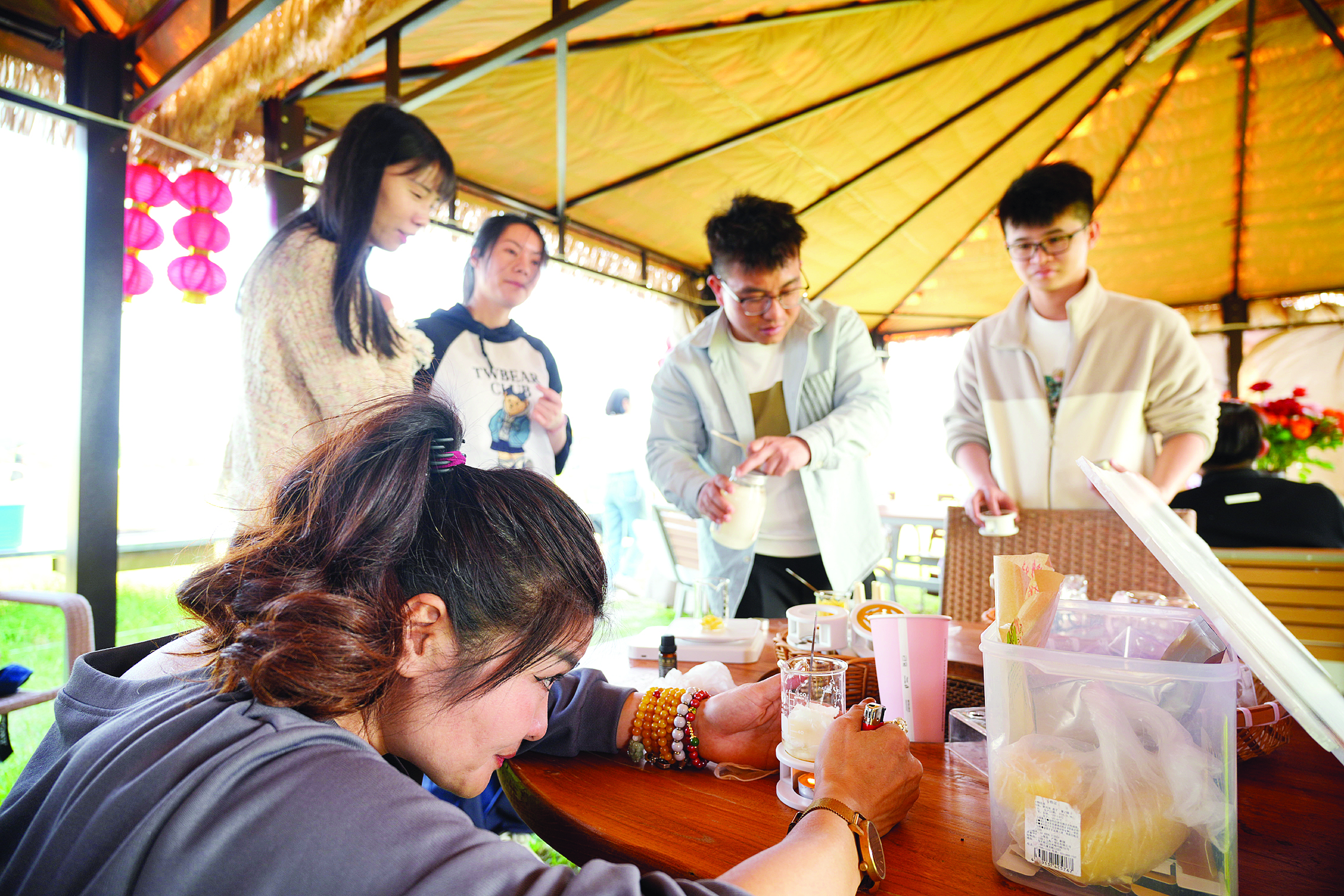 <p>    壹米玫瑰园内，市民游客体验制作花香浓郁的唇膏。惠州日报记者周楠 摄</p>