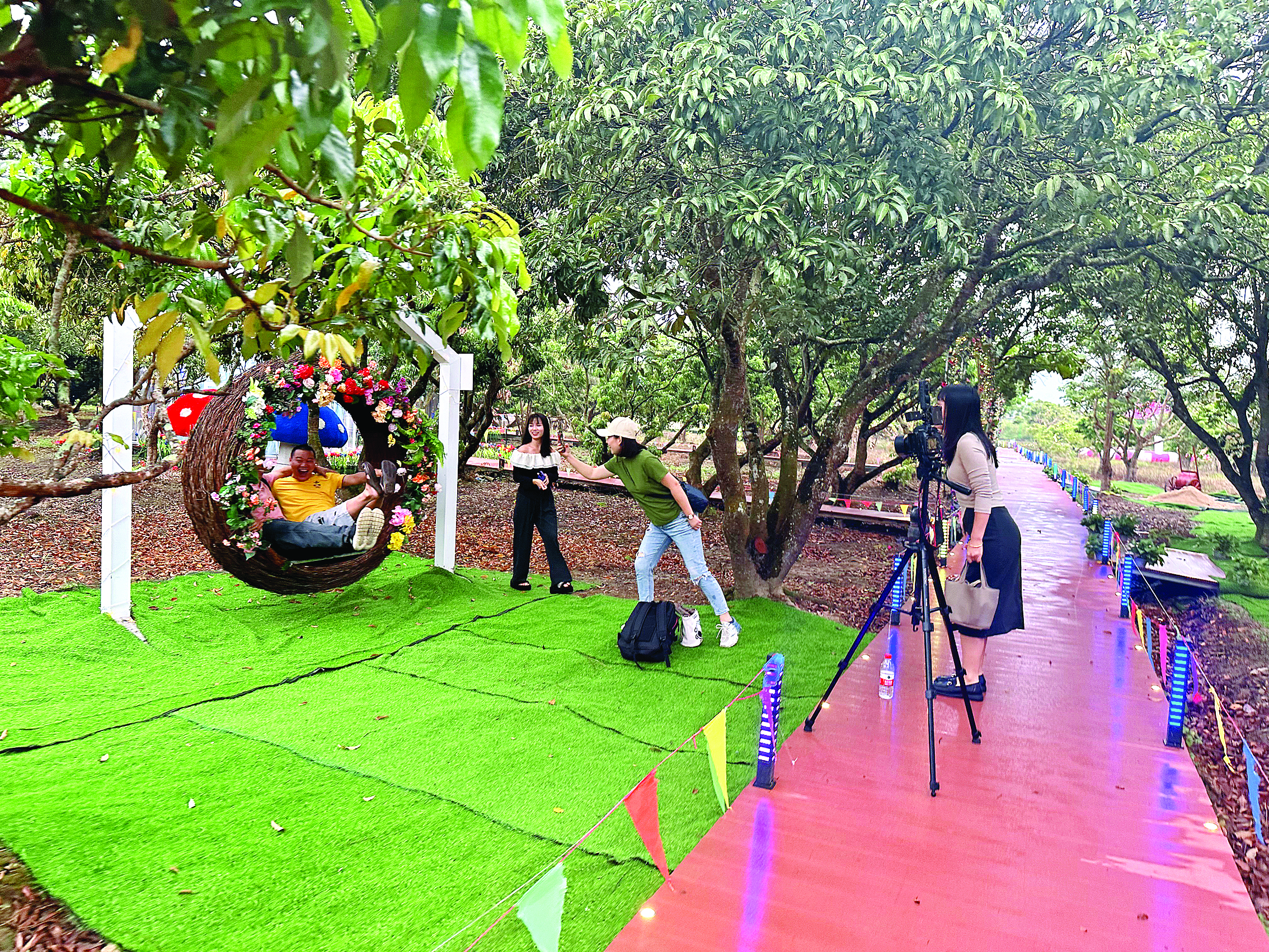     游客在平潭镇阳光村七彩四季绿光景园打卡。东江图片社供图