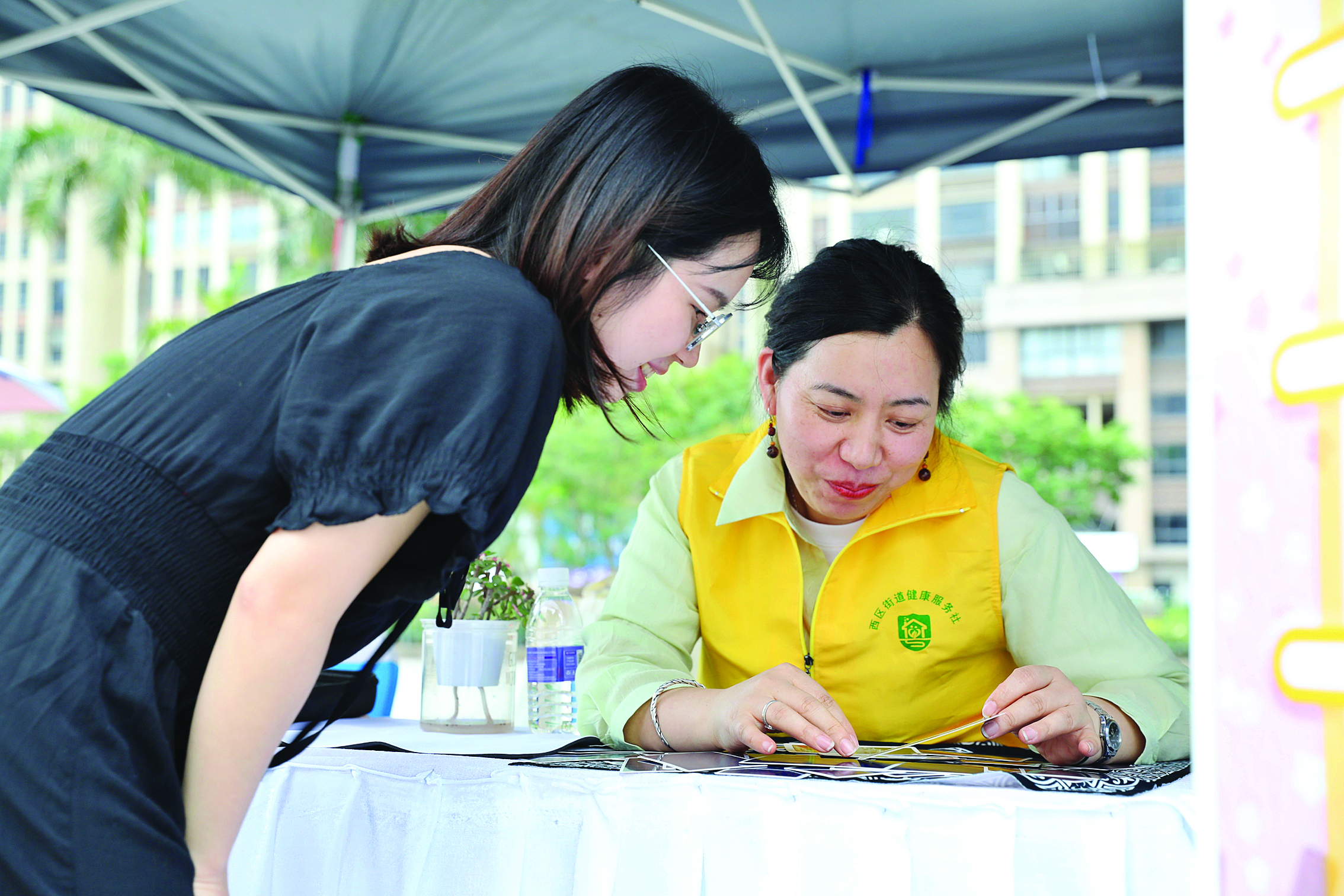     市民参加大亚湾举办的心理关爱活动。