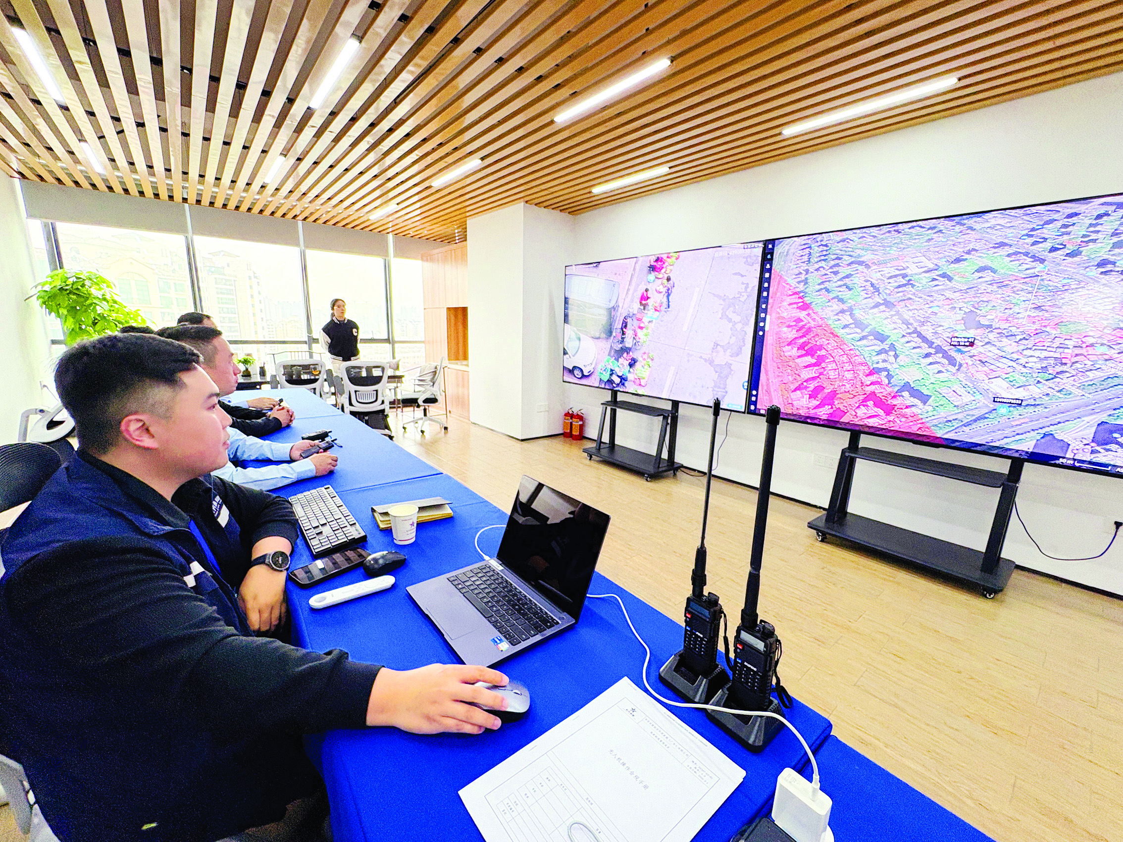     综合行政执法队工作人员运用无人机开展辅助巡查及非现场执法工作。