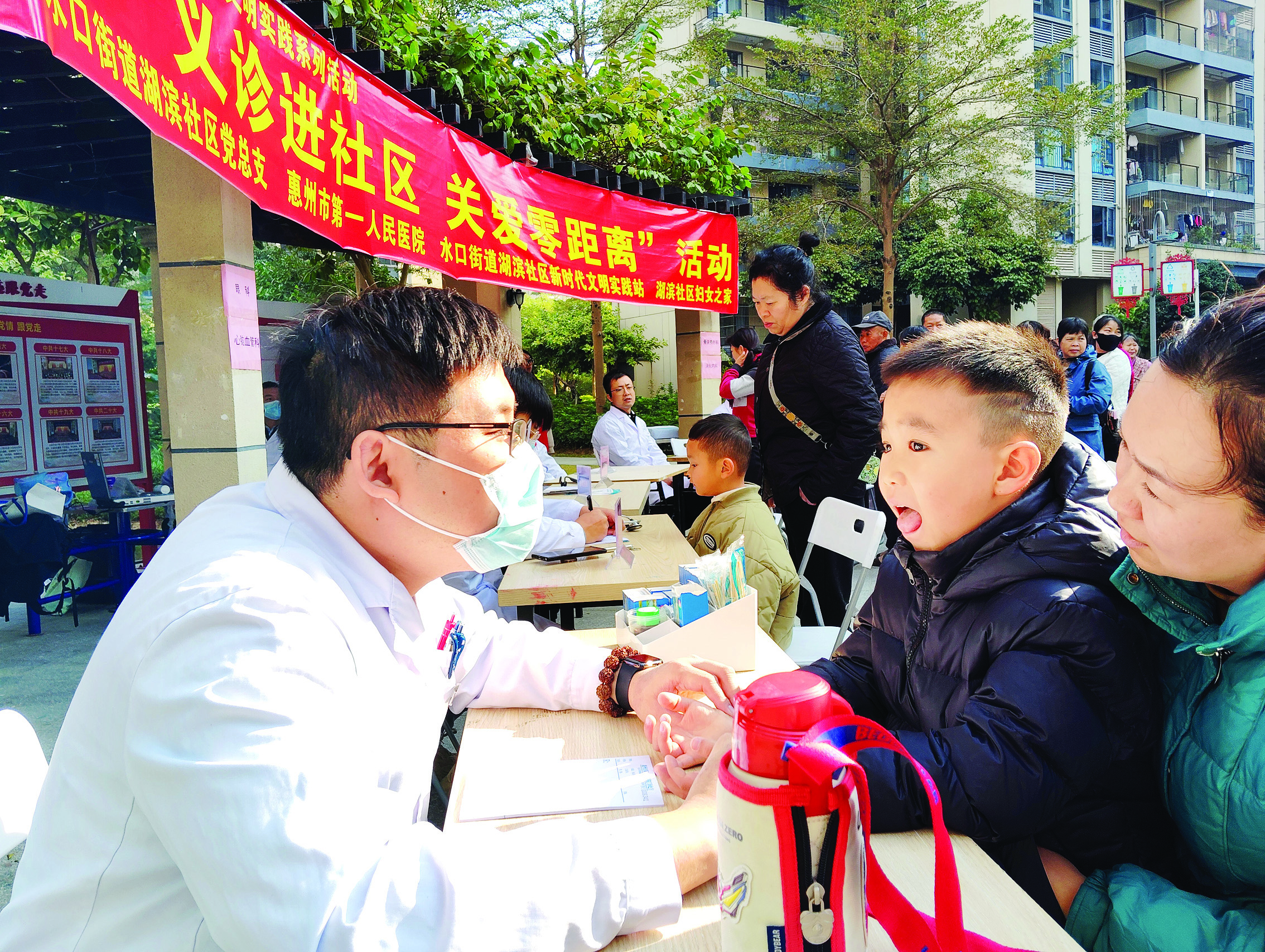     “回家”党员开展志愿服务活动。  惠州日报记者谢菁菁 特约通讯员黎华容 通讯员江旺业 摄