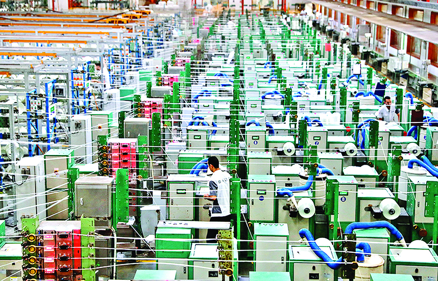     在巨石埃及玻璃纤维股份有限公司，员工在玻璃纤维生产线上工作（2023年6月26日摄）。本组图片 新华社发