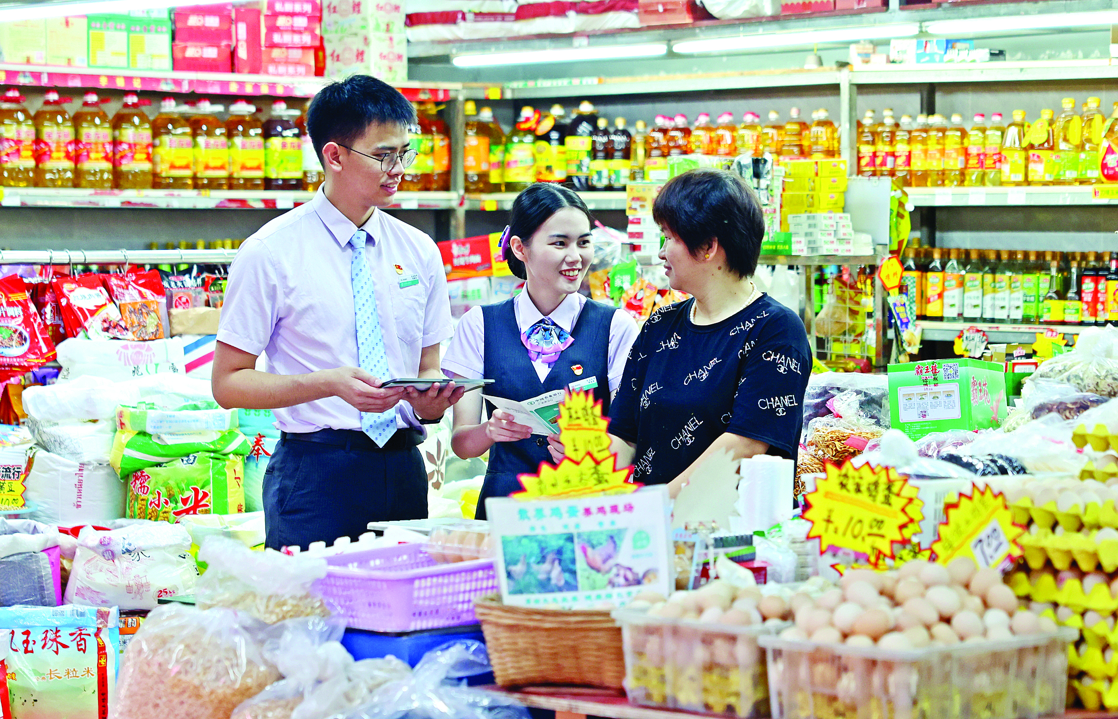     惠阳支行客户经理走进农产品批发市场了解商户金融需求。