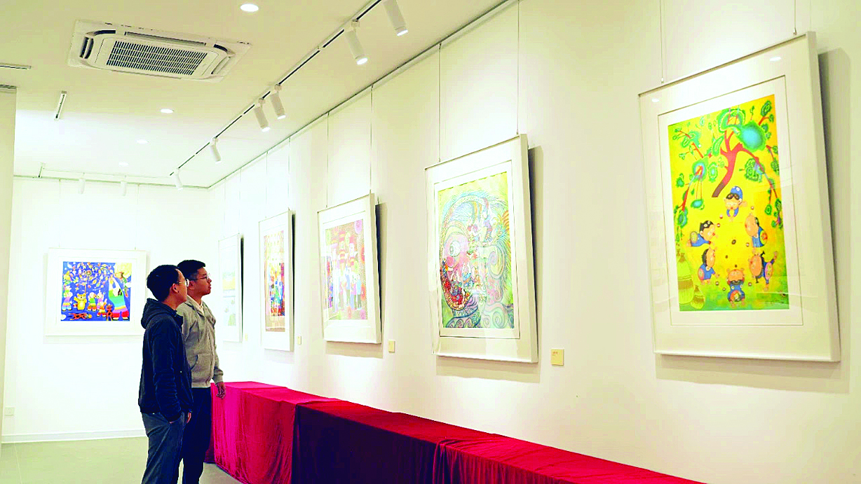     “生活如画”龙门农民画展吸引市民前往品鉴。    惠州日报记者黄宇翔 通讯员龙融心 摄