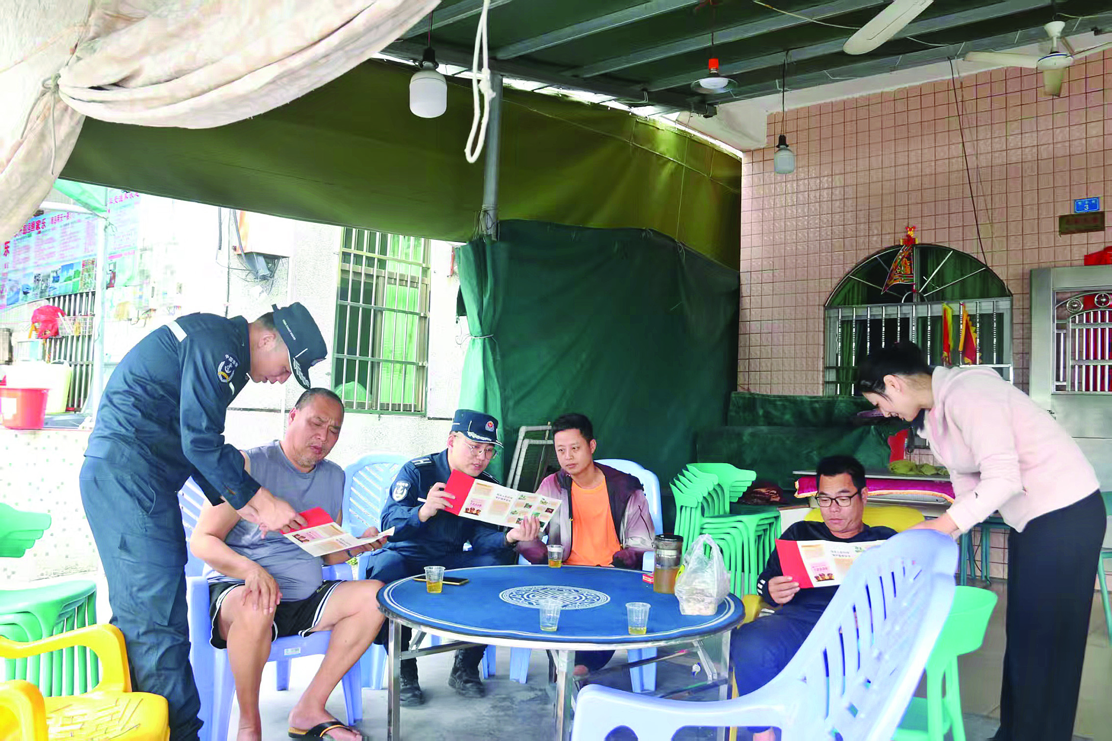     惠州海警局开展普法宣传。通讯员林泽鹏 摄