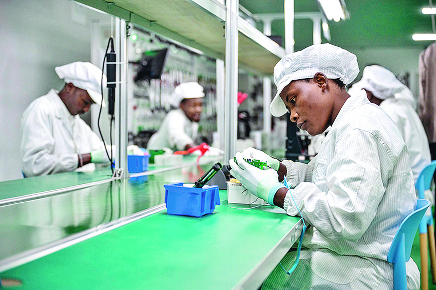     当地员工在正泰仪表肯尼亚工厂生产车间内组装电表（2024年8月9日摄）。