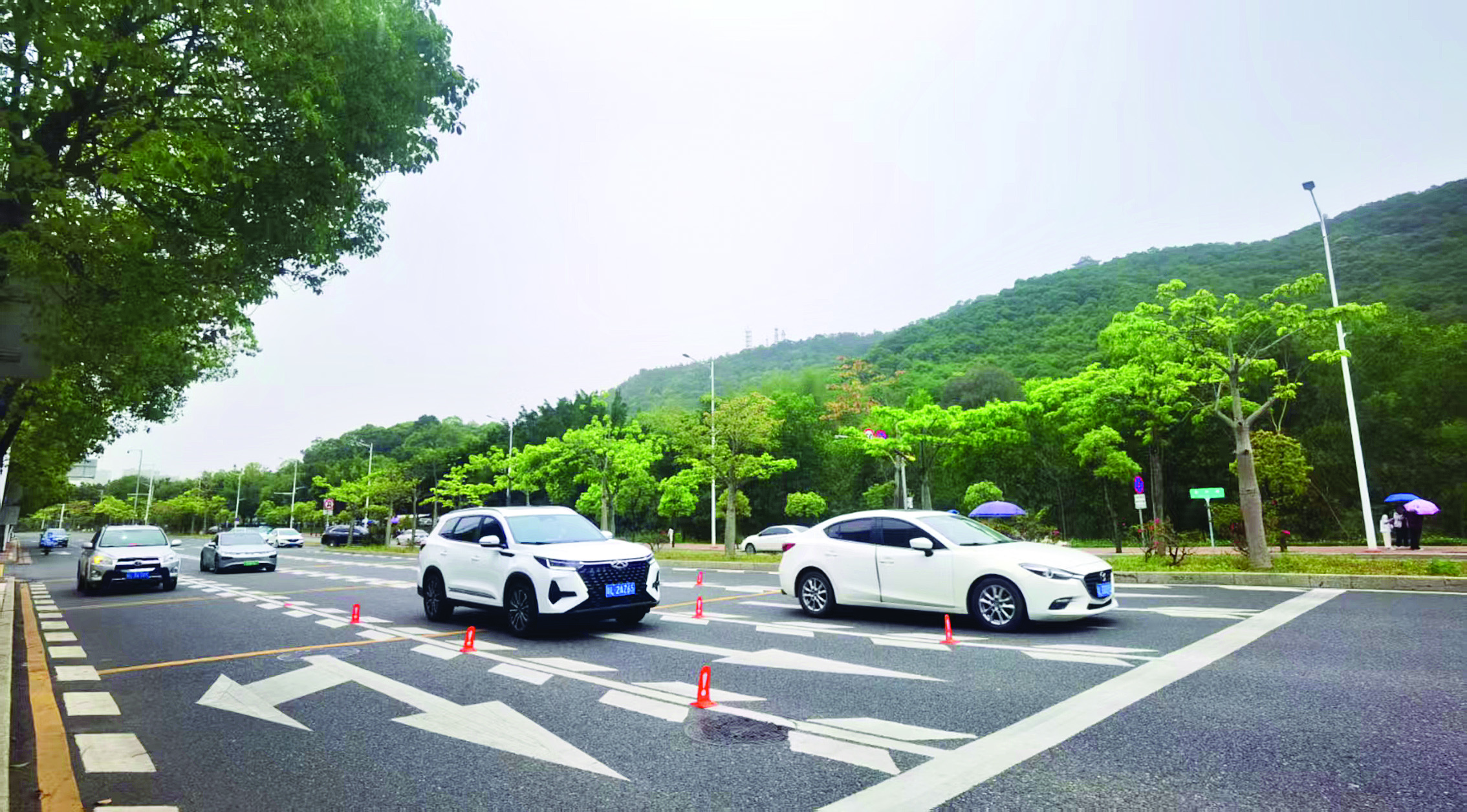     车辆在“分道体”的隔离作用下有序通行。惠州日报记者刘豪伟 摄