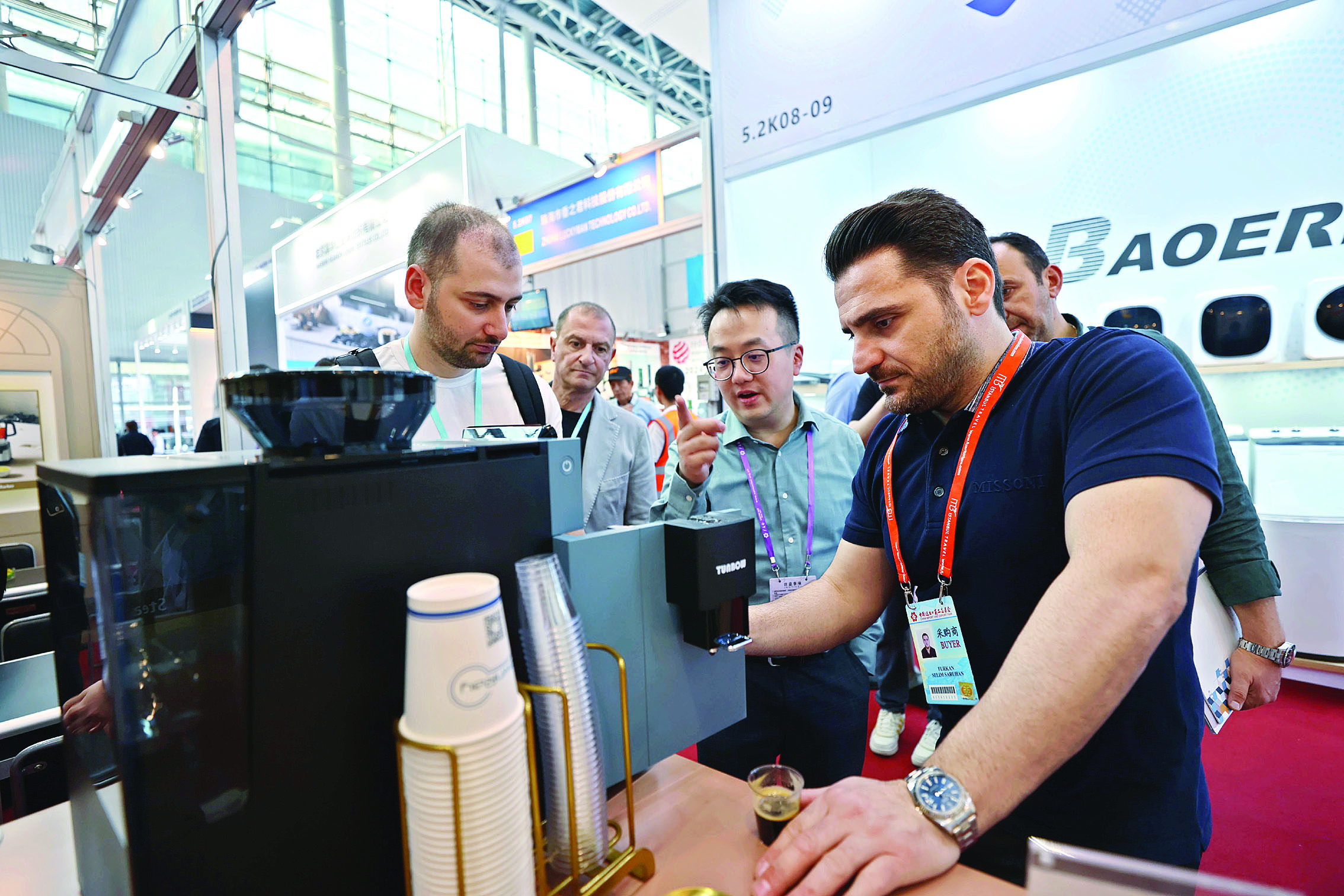     登辉电器展出的咖啡机吸引不少采购商。惠州日报特派记者杨建业 摄