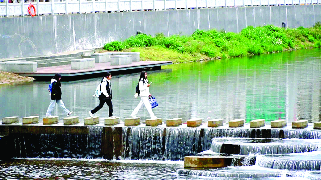     龙潭镇创新采用建设拦水坝的方案，在铁岗河打造出宽阔的河道景观。本组图片 惠州日报记者黄宇翔 通讯员龙融心 摄