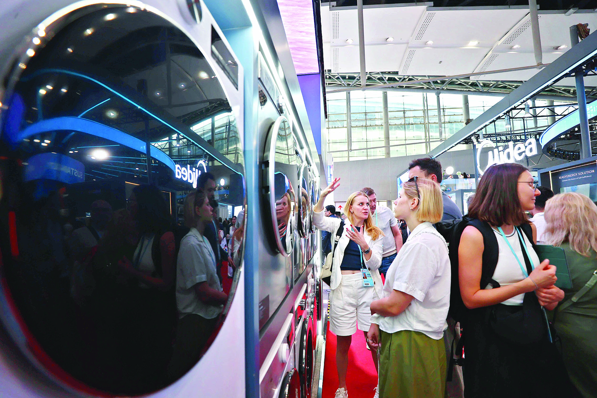     采购商在参观TCL展区的洗衣机。