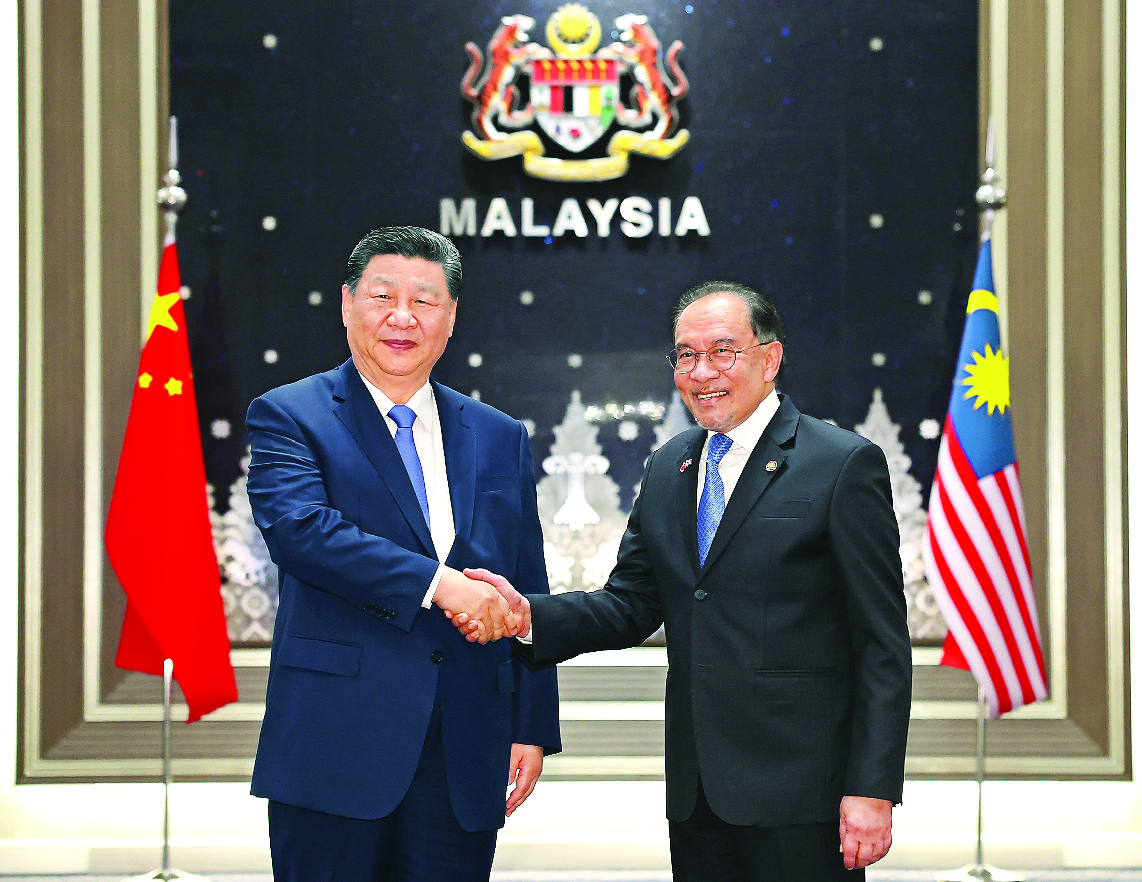     4月16日下午，国家主席习近平同马来西亚总理安瓦尔在布特拉加亚总理官邸举行会谈。新华社发