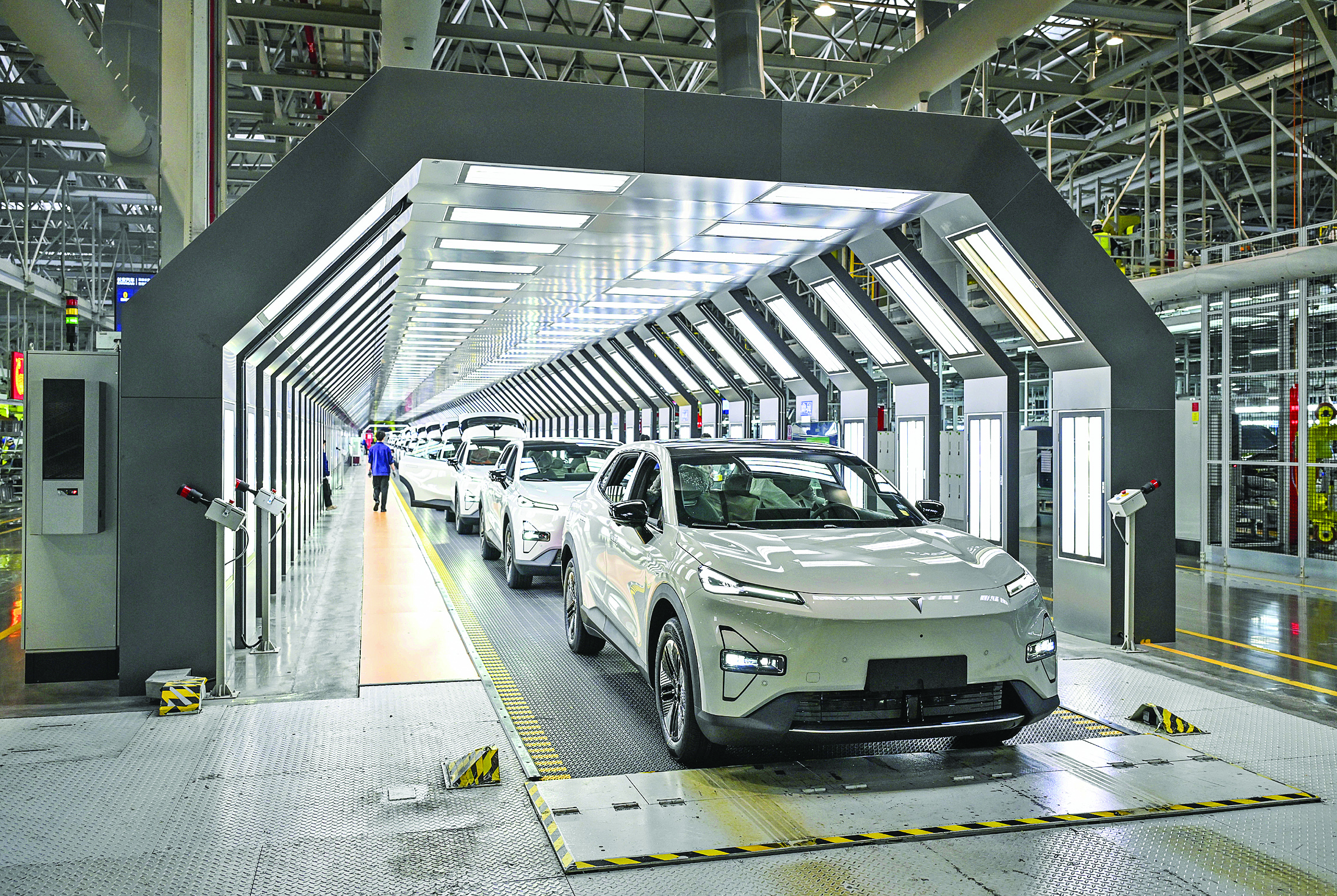     2025年1月9日在位于重庆市渝北区的长安汽车数智工厂总装车间拍摄的即将下线的新能源汽车。新华社发