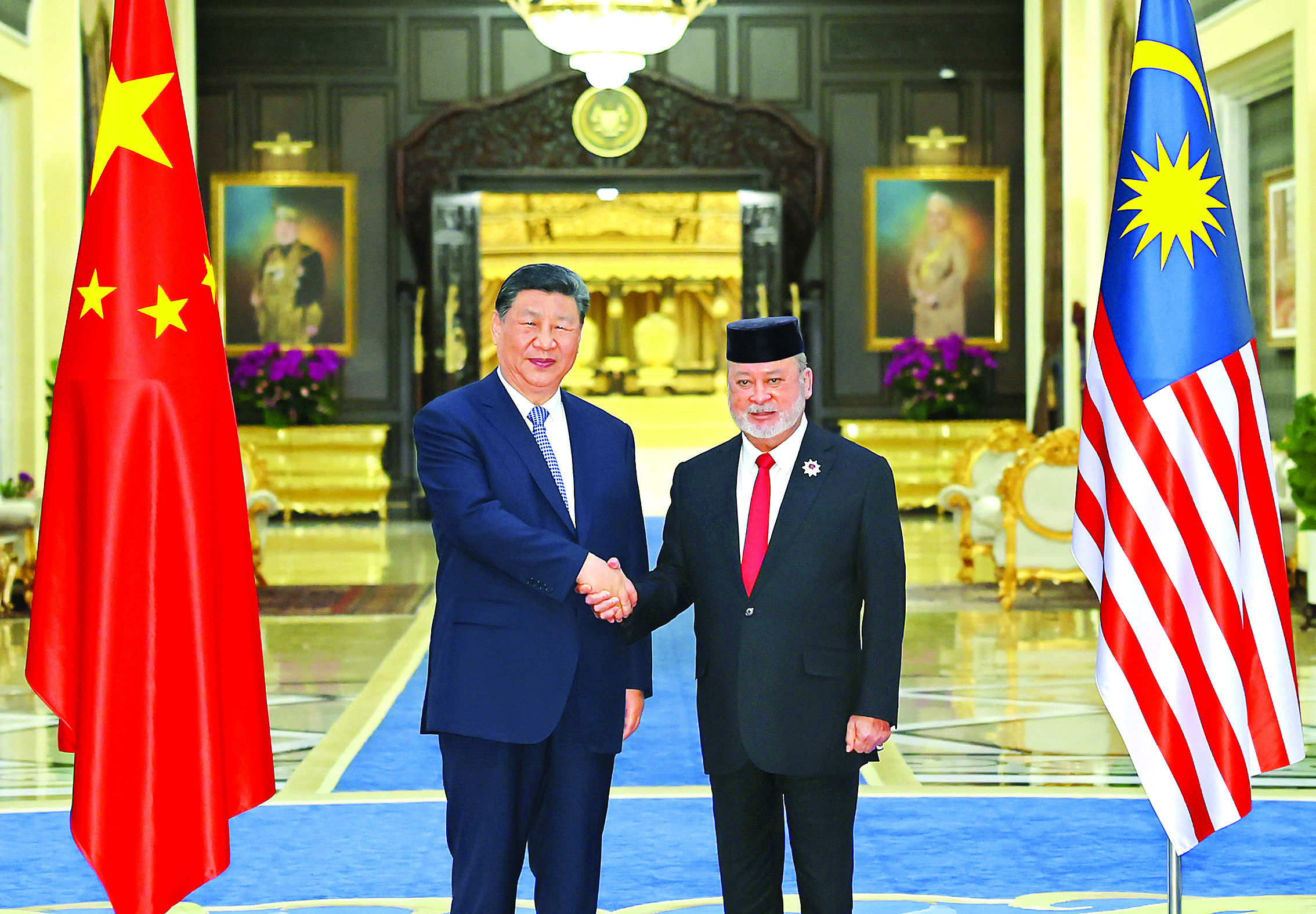     4月16日上午，马来西亚最高元首易卜拉欣在马来西亚国家王宫同中国国家主席习近平举行会见。新华社发