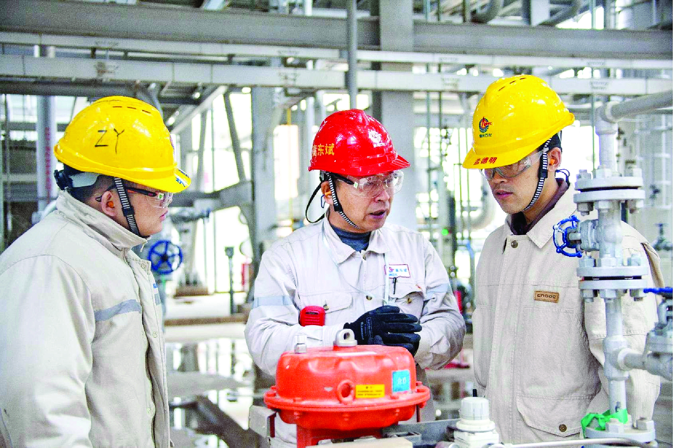     高东斌（左二）通过现场教学“传帮带”培养青年人才。通讯员吴东健供图