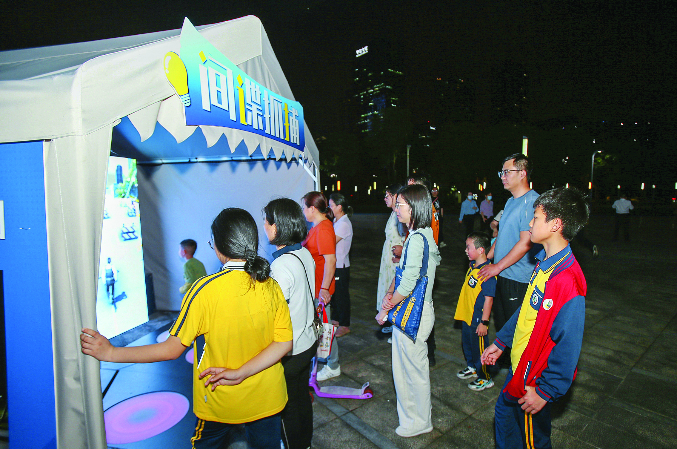     市民在活动现场体验互动。