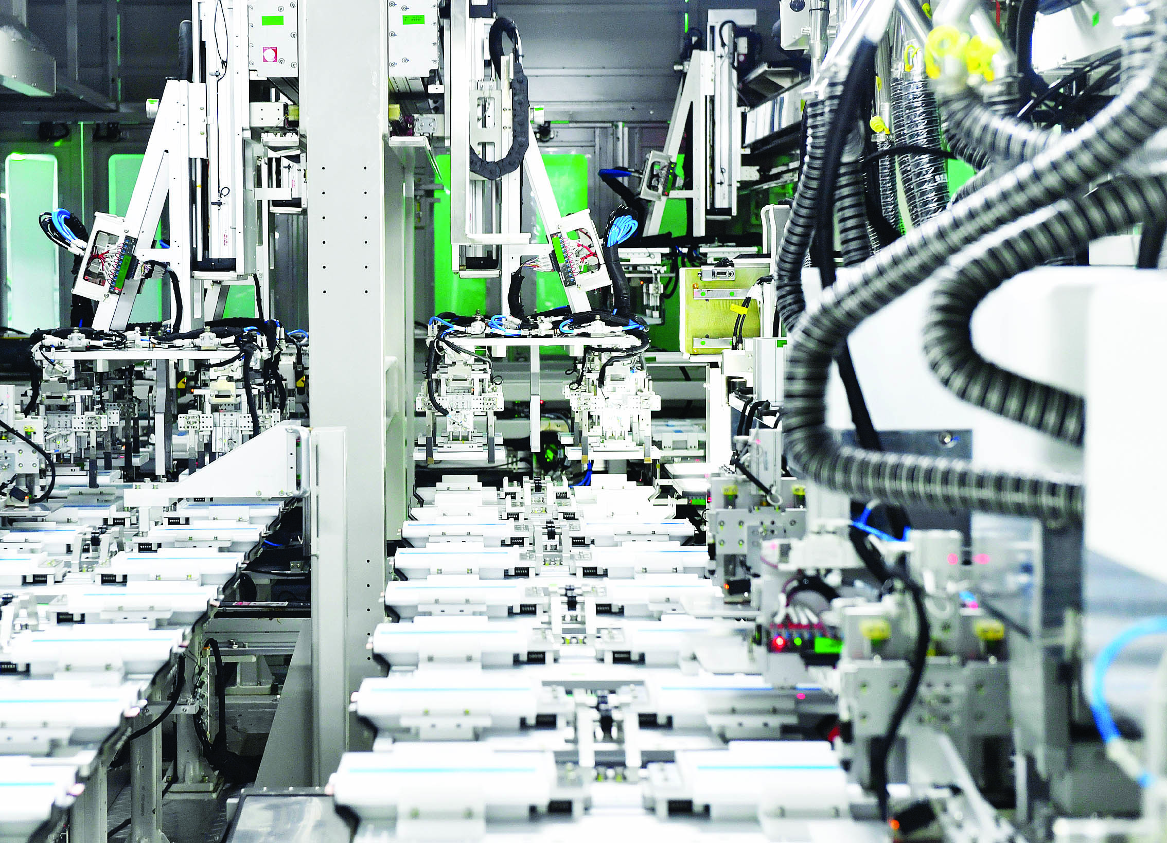     广西柳州市瑞浦赛克动力电池有限公司电芯装配车间。