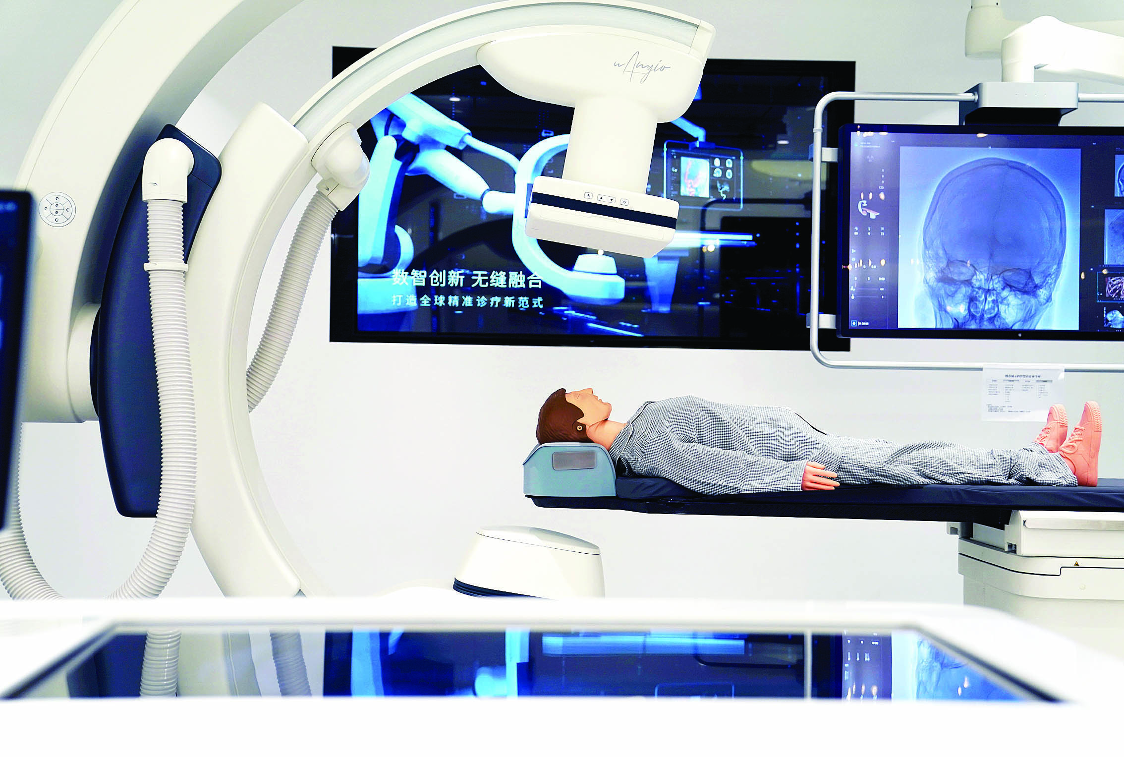     这是在上海联影医疗展厅拍摄的智能影像设备。
