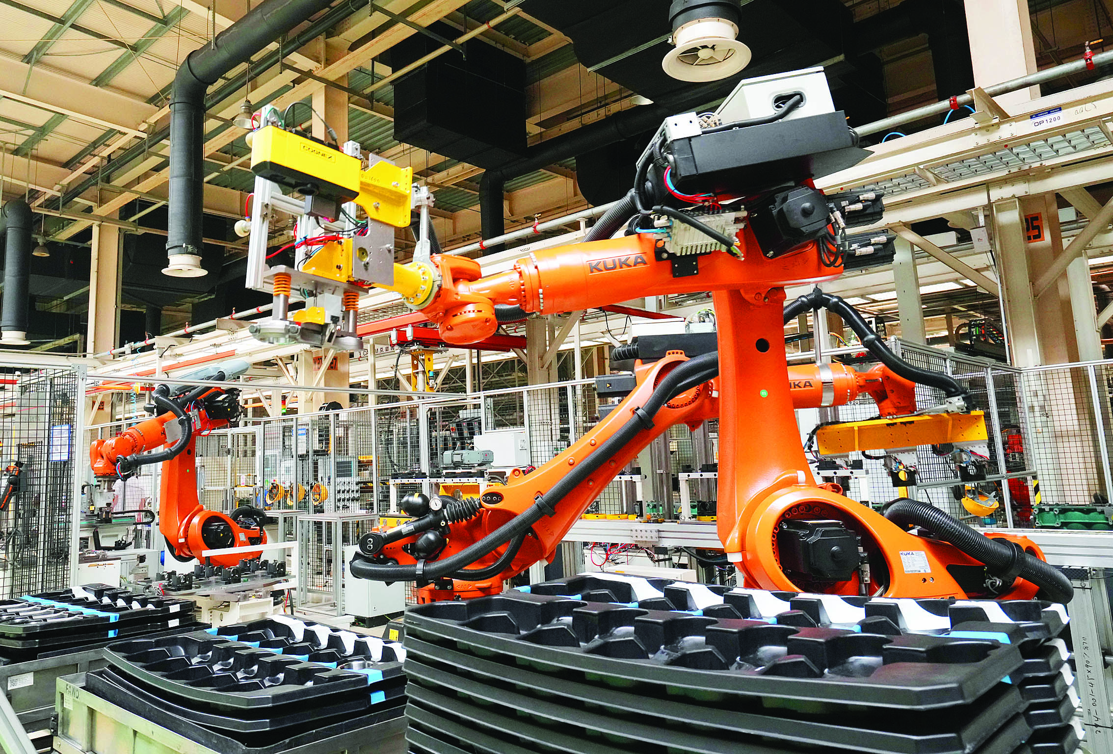     在位于江苏无锡市的一汽锡柴惠山工厂，车间里的协作机器人在作业。