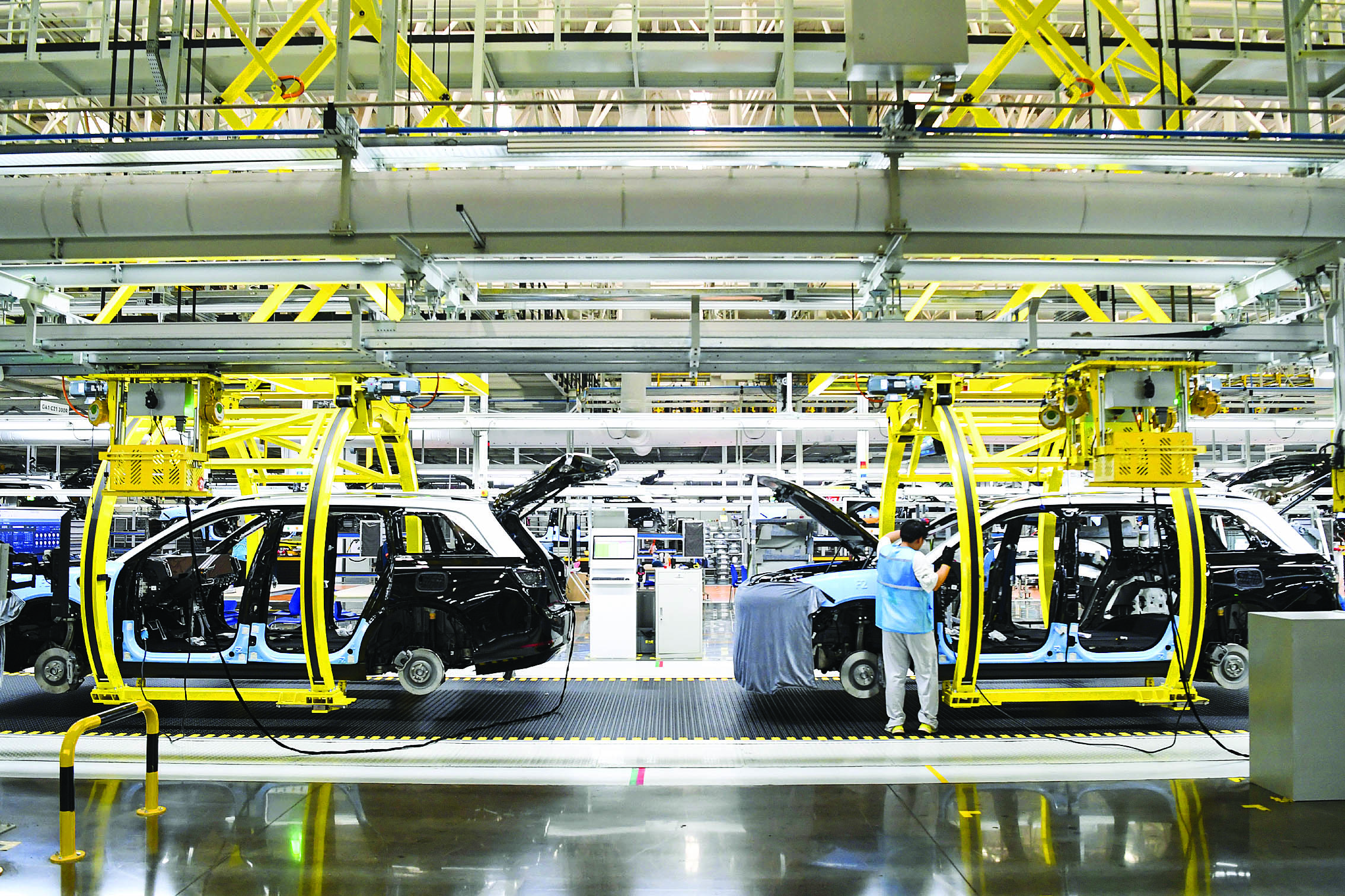     这是在位于重庆市两江新区的赛力斯汽车超级工厂拍摄的智能化生产作业现场。                           本版图片 新华社发