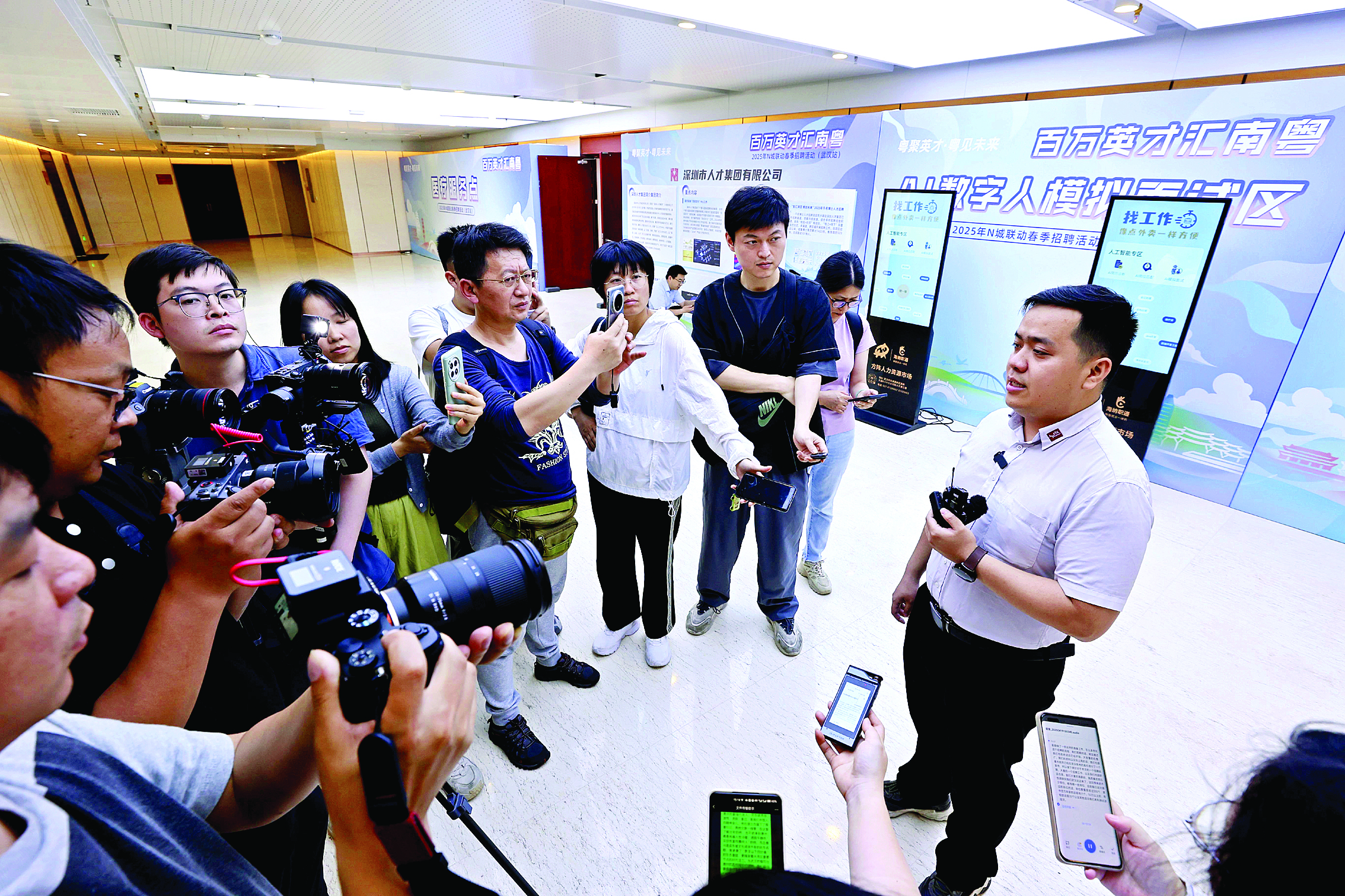     用人单位代表接受媒体采访，介绍企业发展前景、岗位薪资待遇及人才招聘需求等。    惠州日报记者李松权 摄