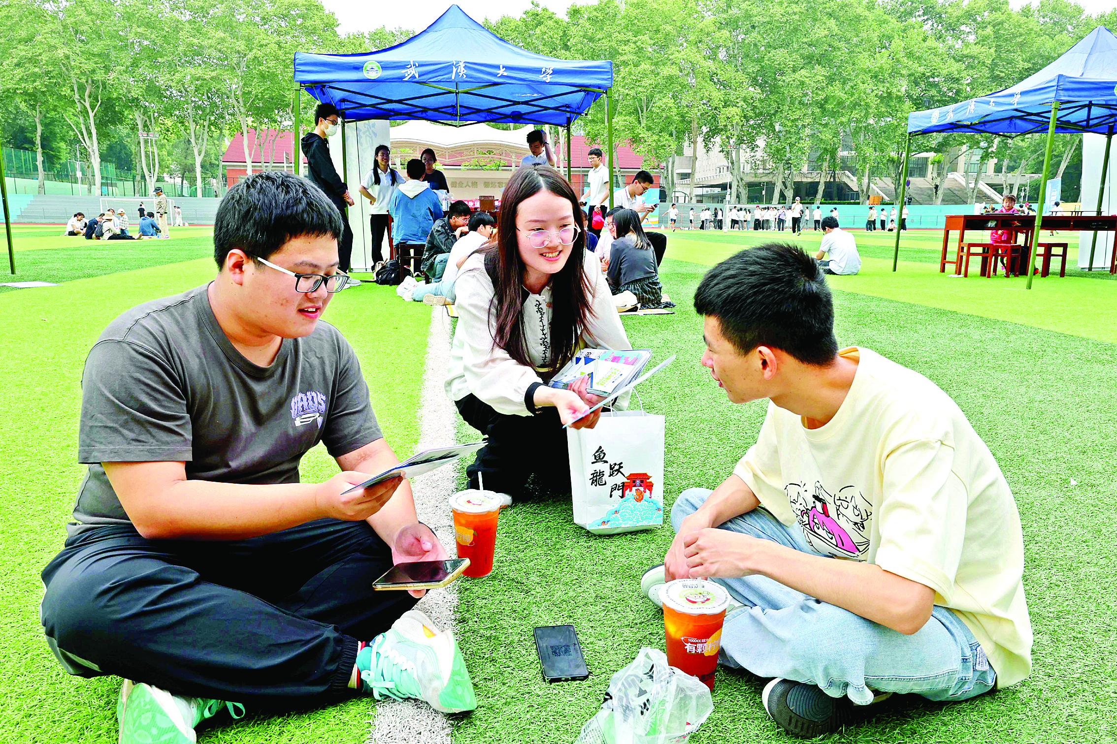     工作人员向学生介绍岗位情况。本组图片 惠州日报记者李松权 摄