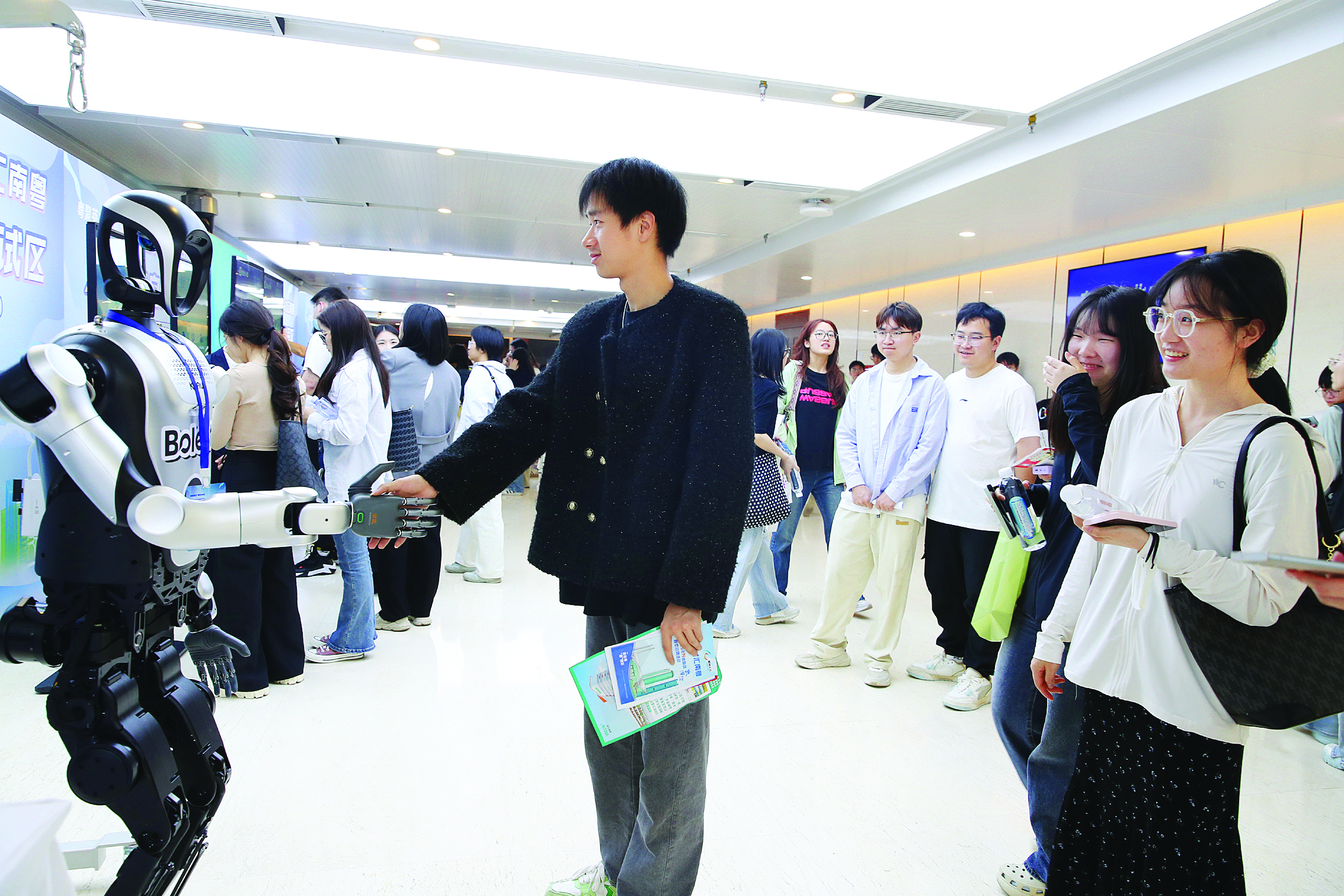     招聘助手机器人给求职者当向导。