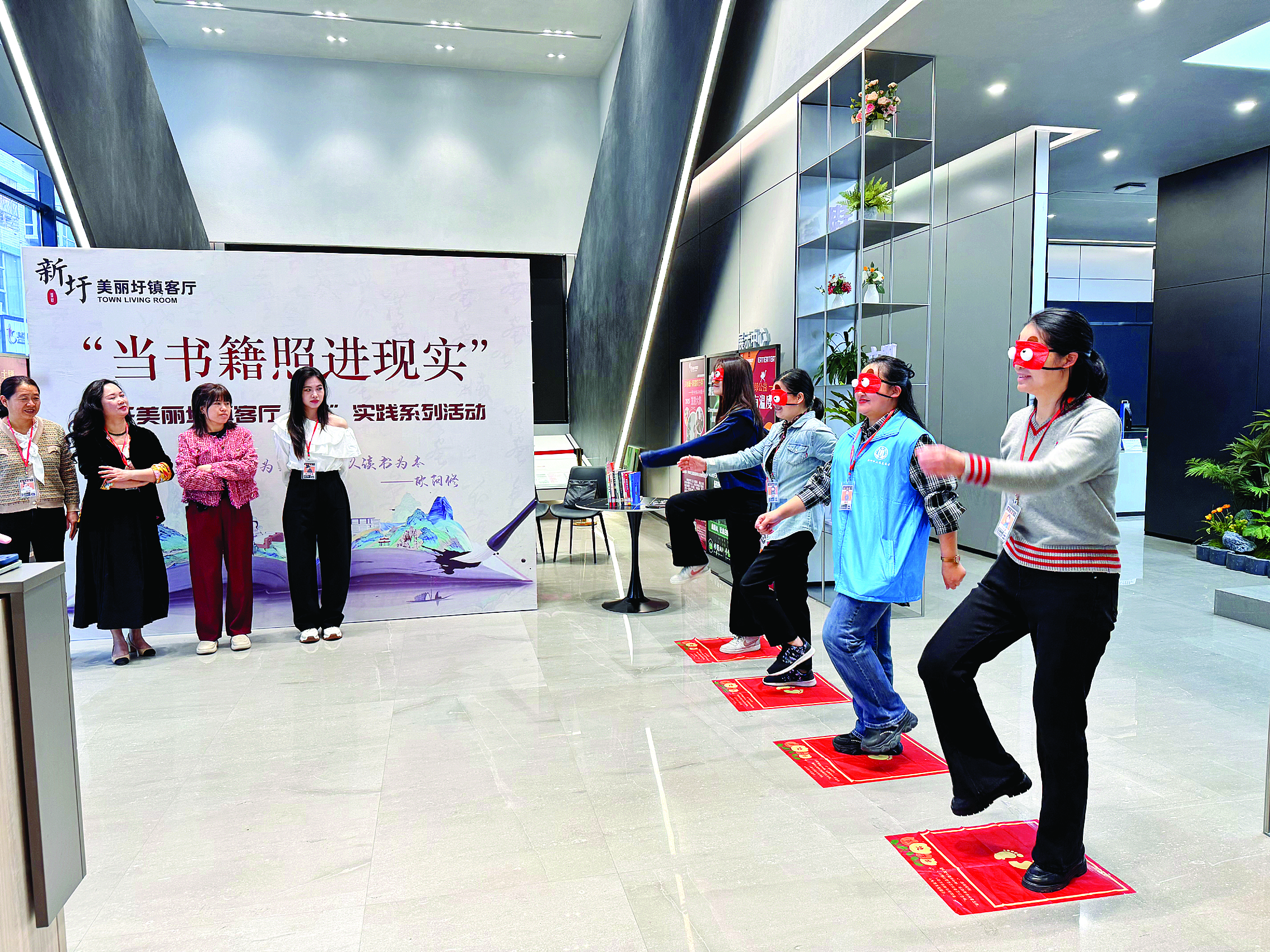     新圩镇美丽圩镇客厅举行“趣”实践系列之“当书籍照进现实”文明志愿活动。新圩镇供图