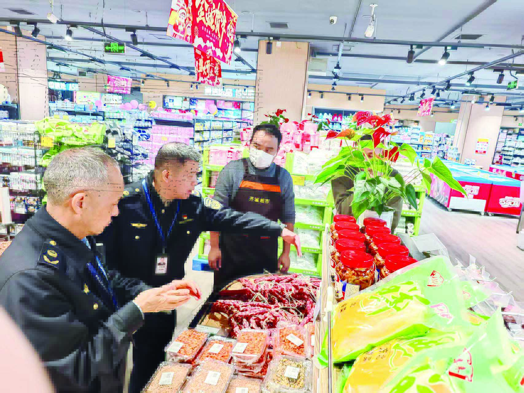     区市场监督管理局执法人员检查肉制品。    惠州日报记者许文昌 摄