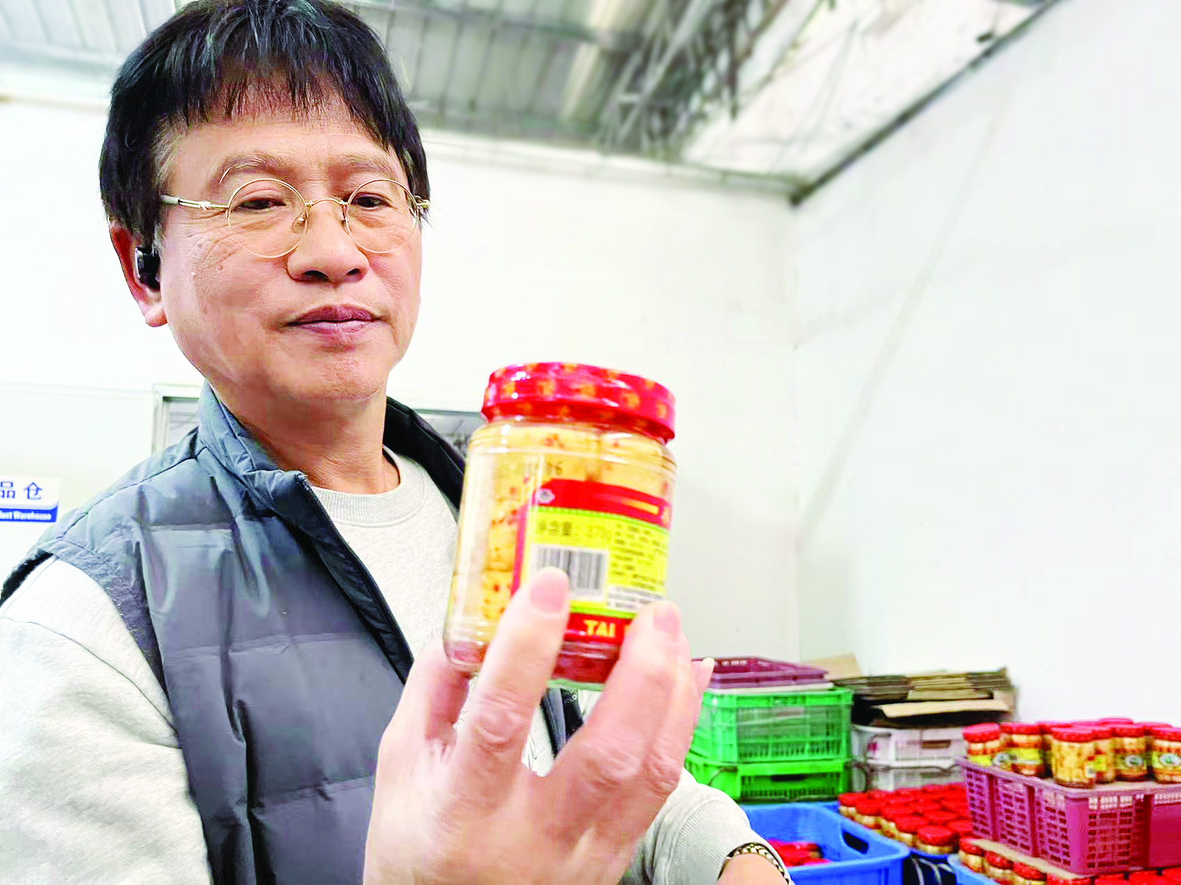     黄汉平介绍客家腐乳制作技艺。